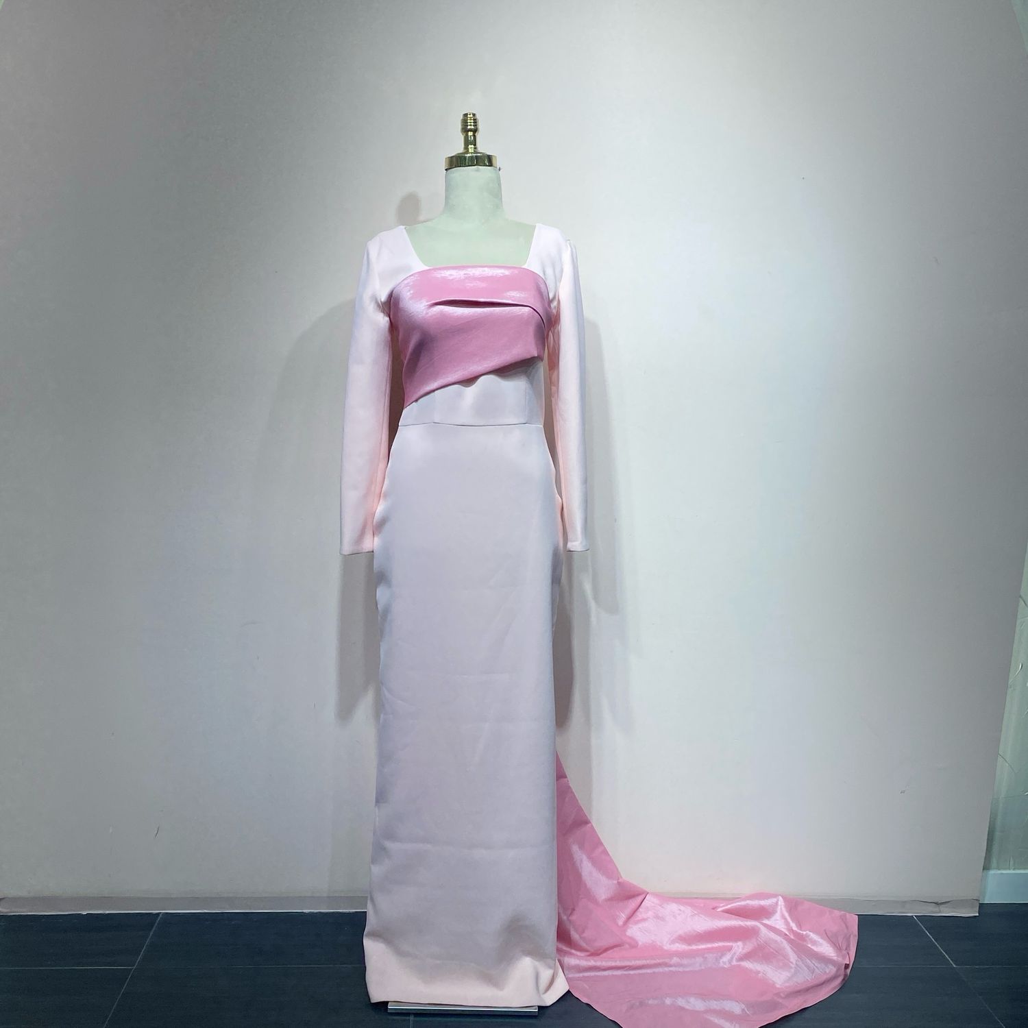 Vestido rosado corte sirena con sobrefalda