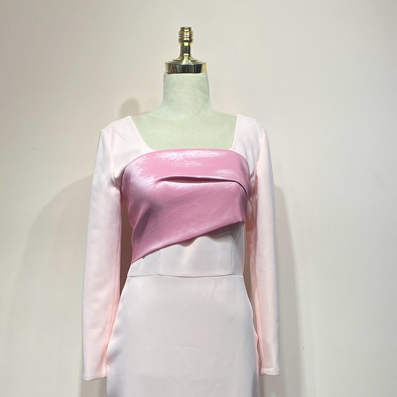 Vestido rosado corte sirena con sobrefalda