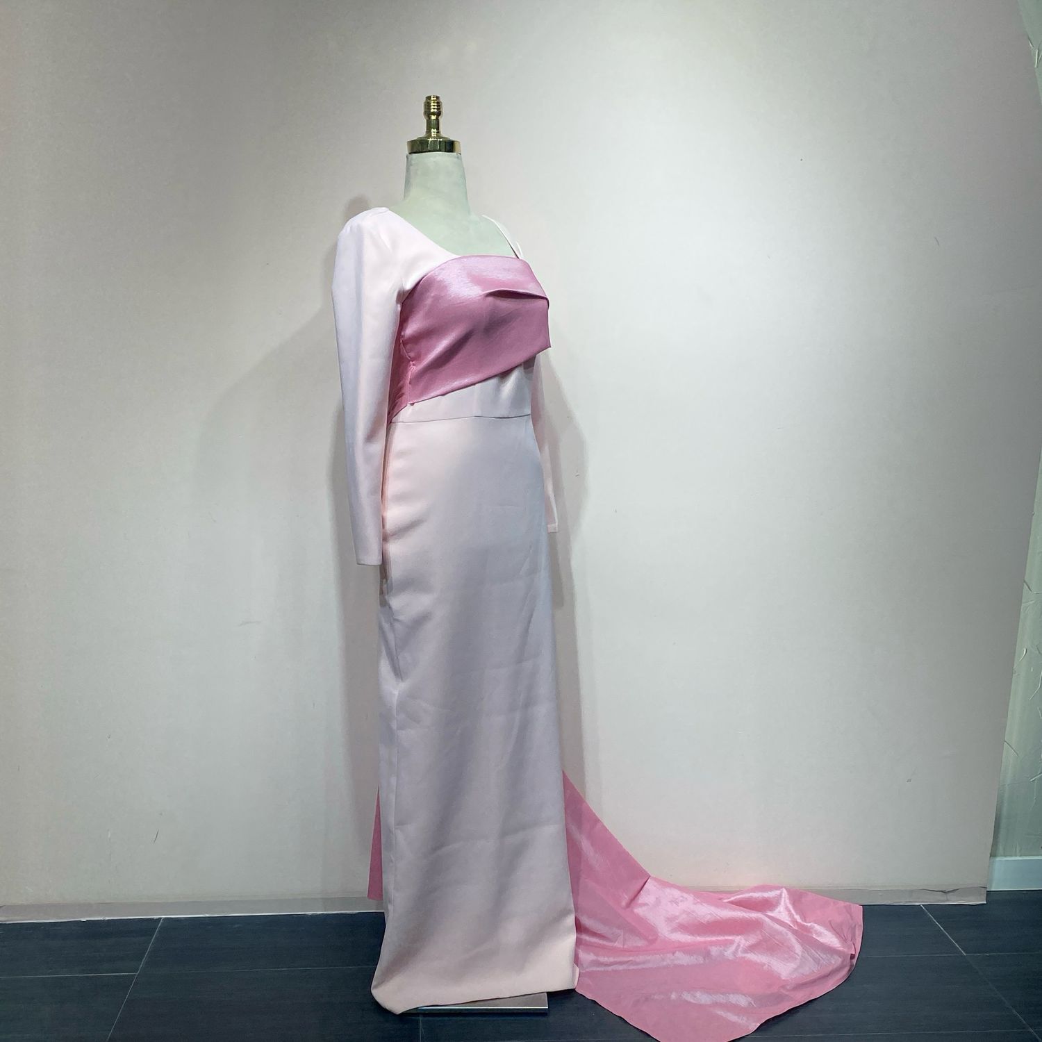 Vestido rosado corte sirena con sobrefalda