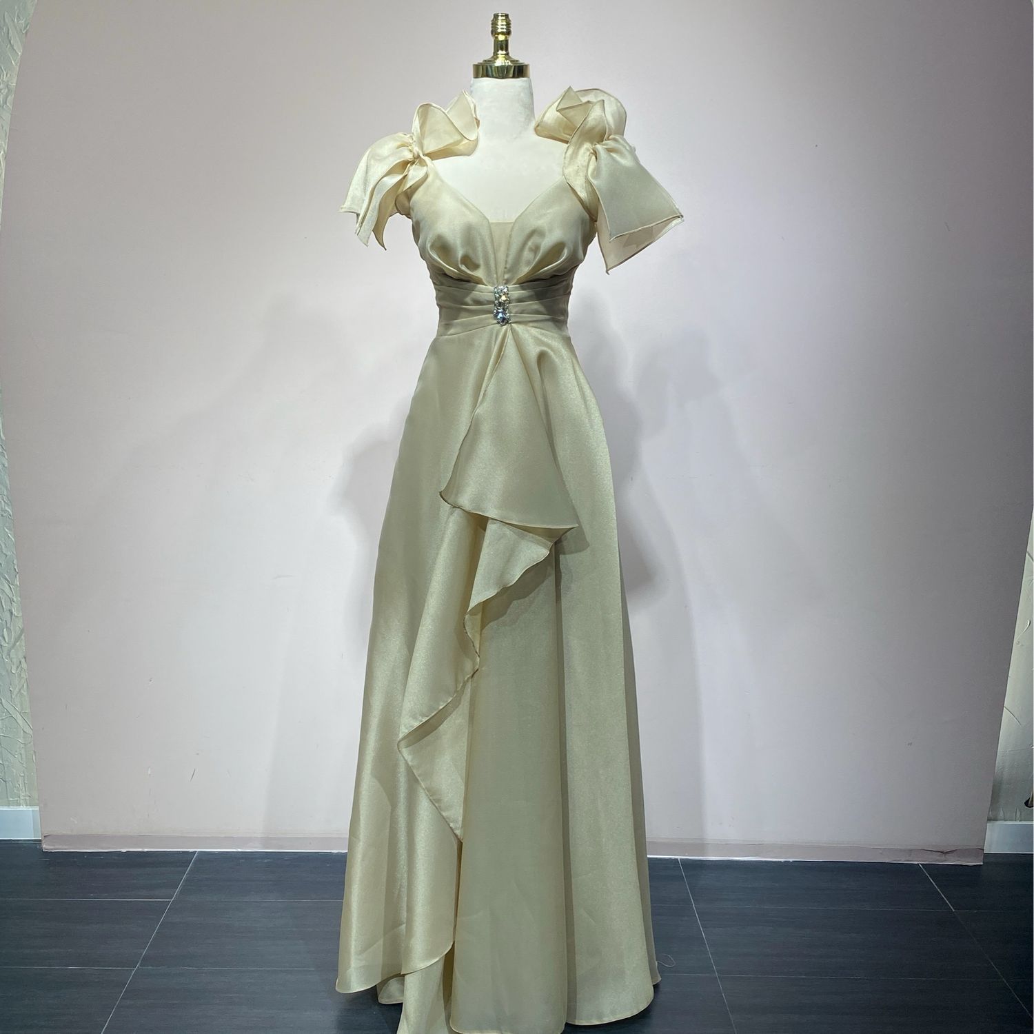 Vestido corte recto gold talla 38