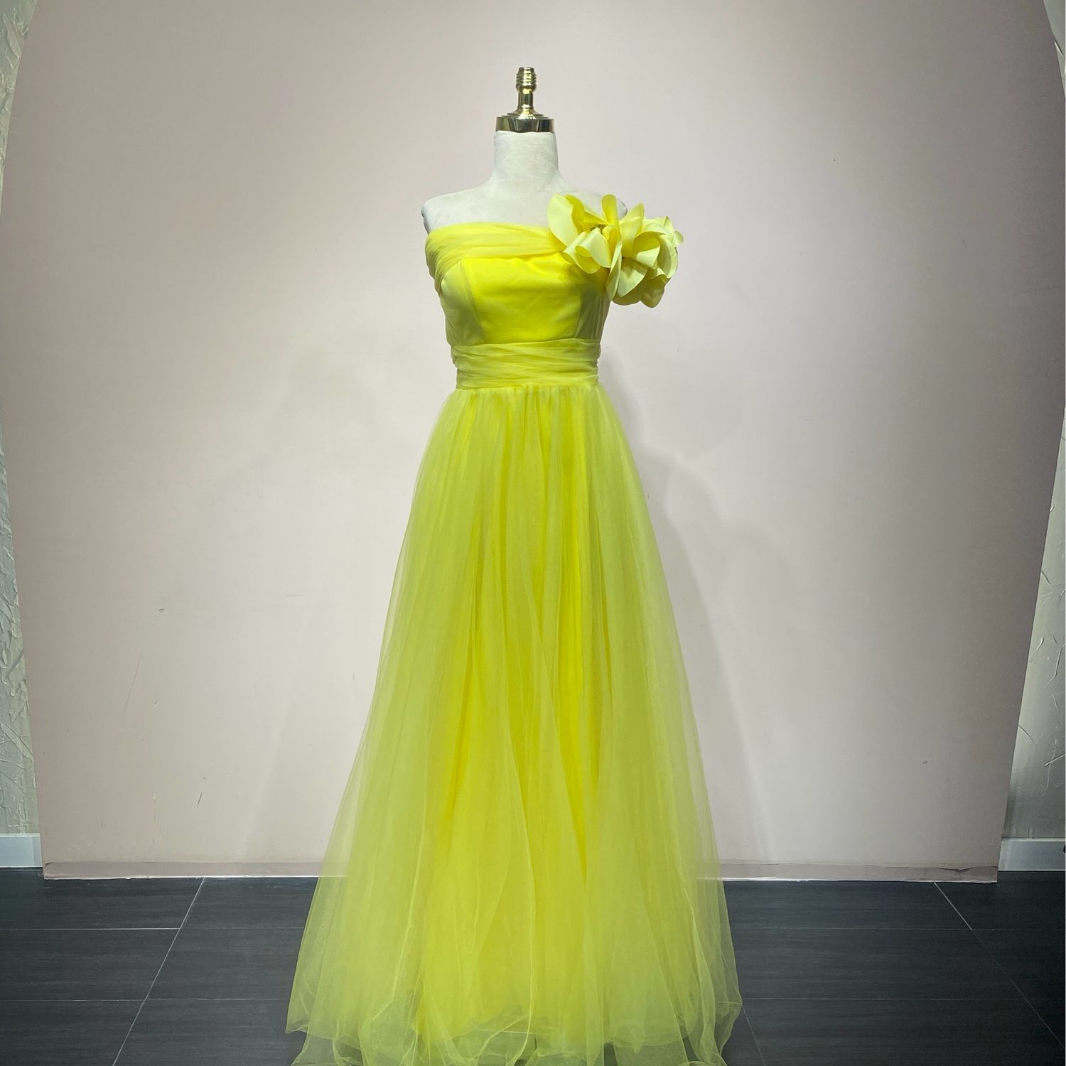 Vestido corte recto amarillo de diversas tallas