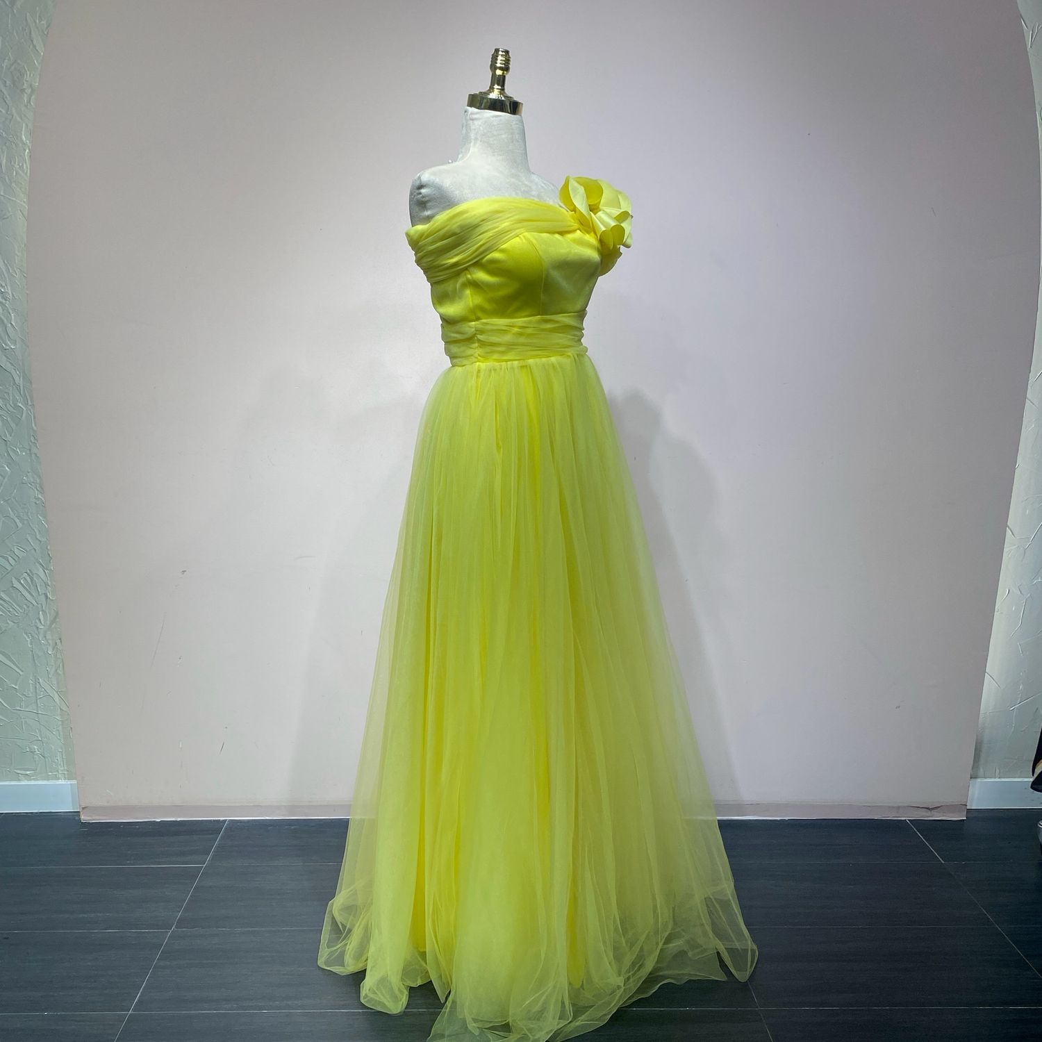 Vestido corte recto amarillo de diversas tallas