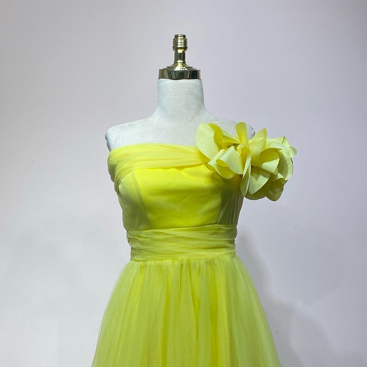 Vestido corte recto amarillo de diversas tallas
