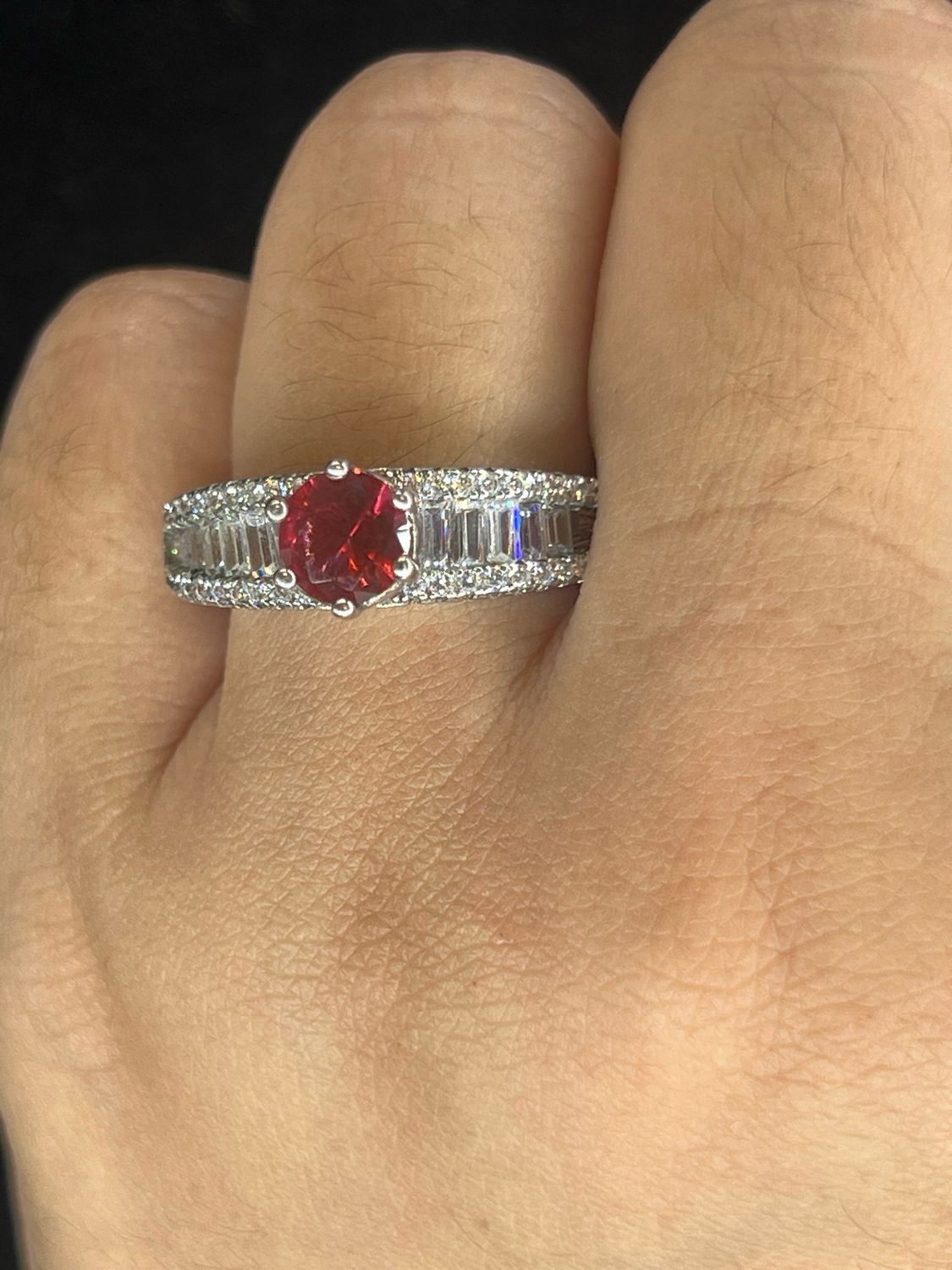 ANILLO PLATEADO CON PEDRERÍA ROJA