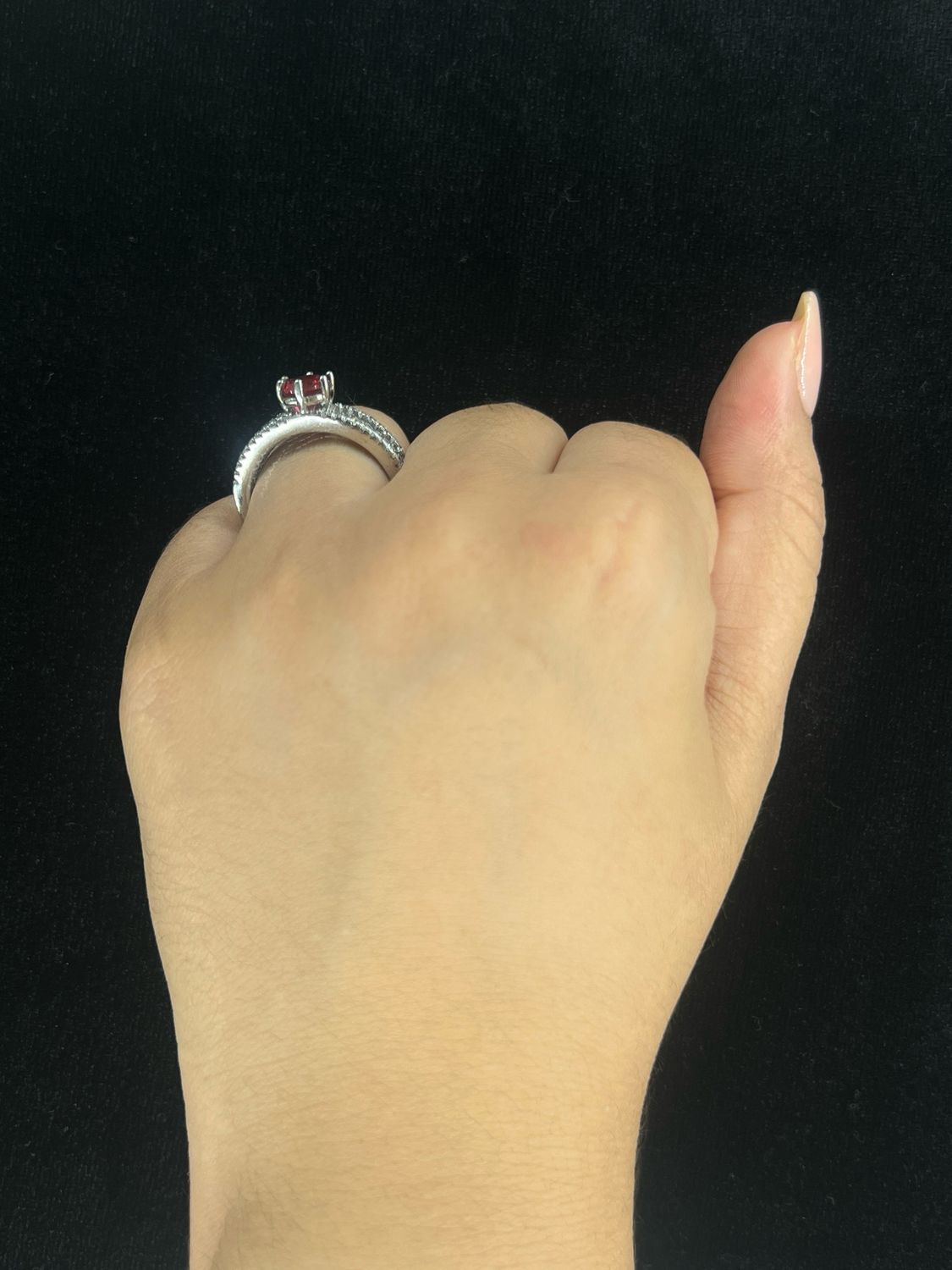 ANILLO PLATEADO CON PEDRERÍA ROJA