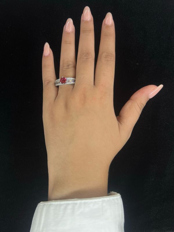 ANILLO PLATEADO CON PEDRERÍA ROJA