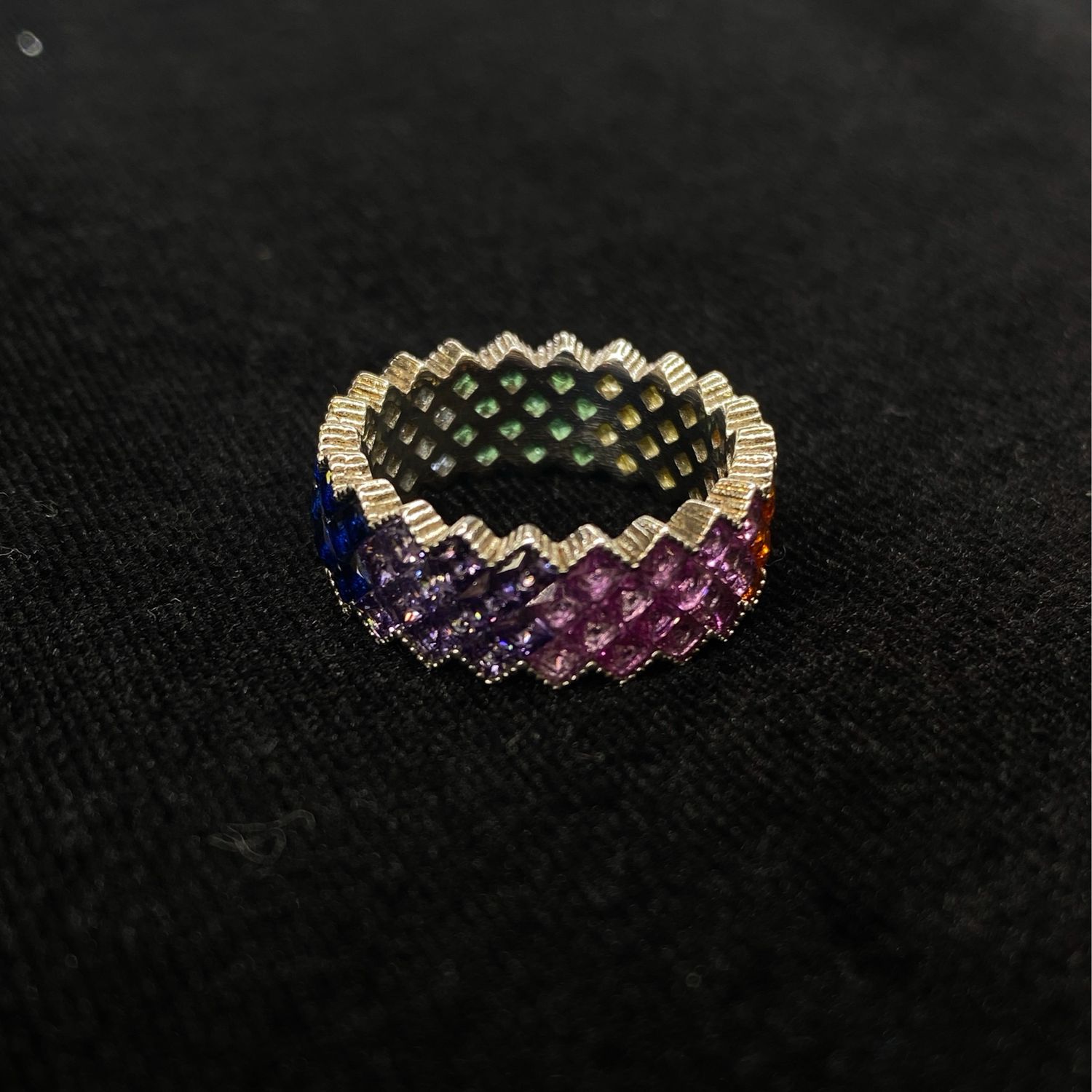 ANILLO DE PEDRERIA MULTICOLOR  DENTADA