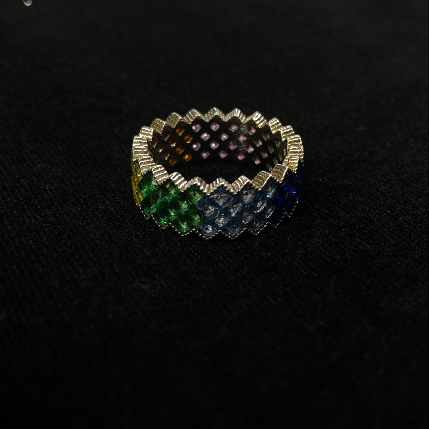 ANILLO DE PEDRERIA MULTICOLOR  DENTADA