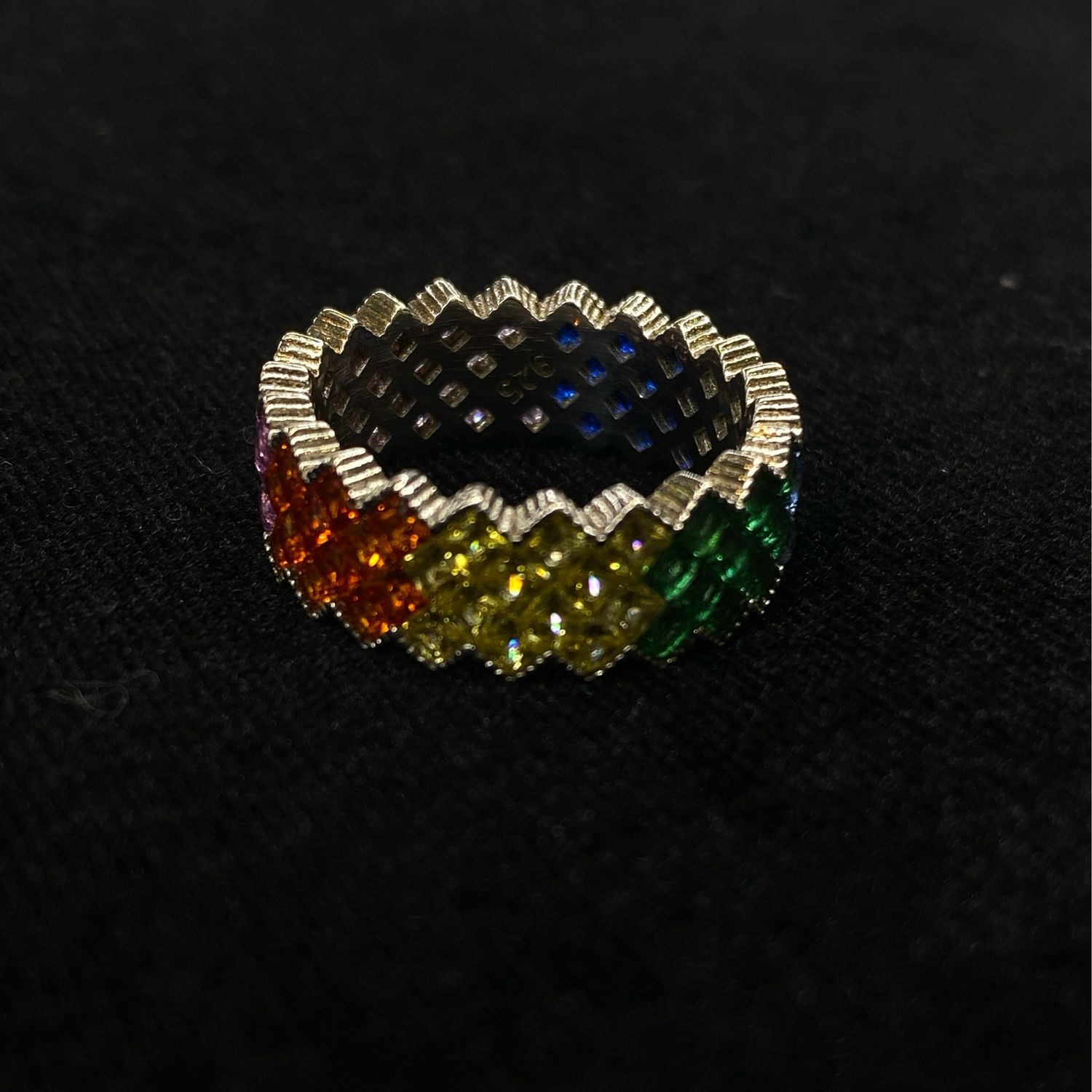 ANILLO DE PEDRERIA MULTICOLOR  DENTADA