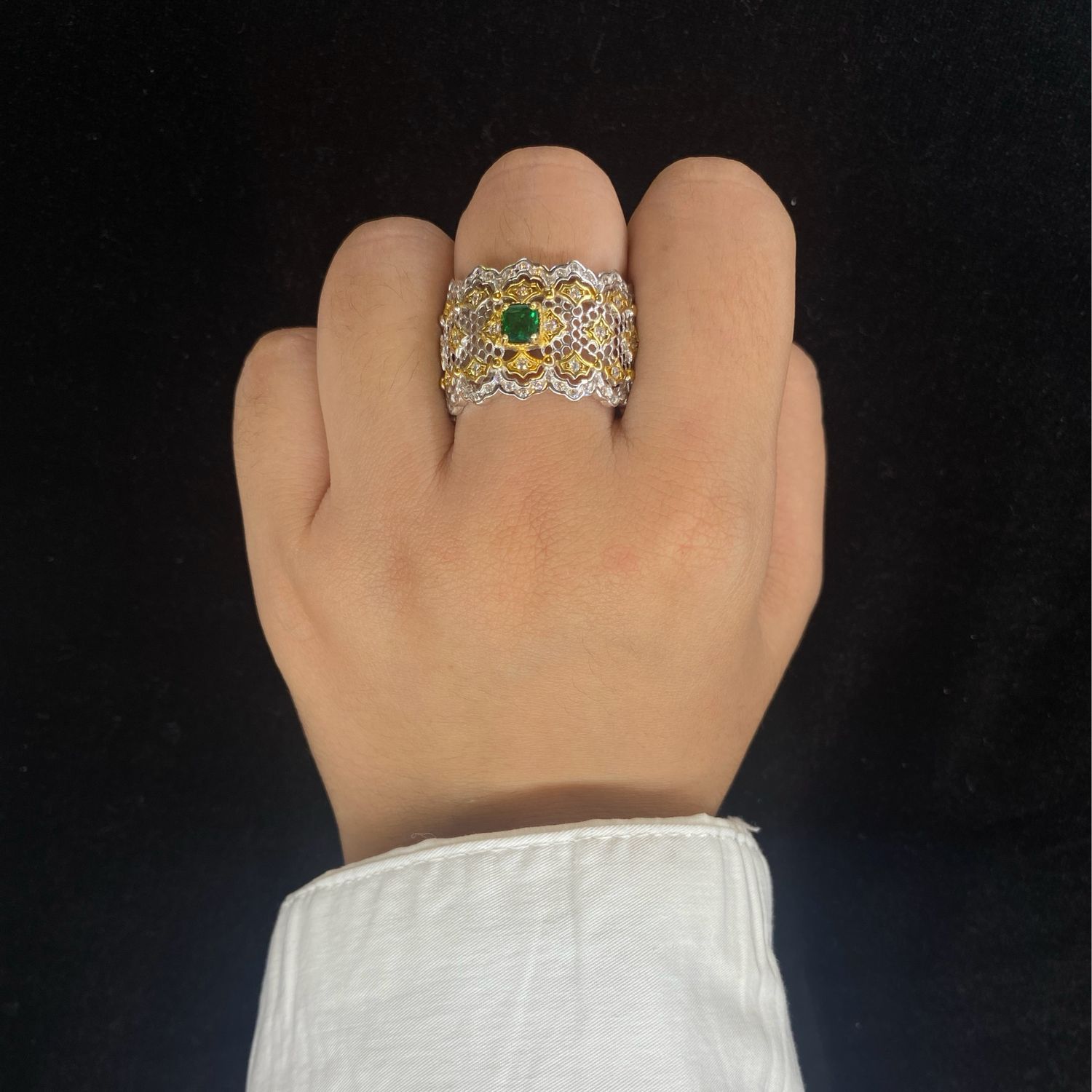 ANILLO PLATEADO Y DORADO CON PEDRERIA VERDE