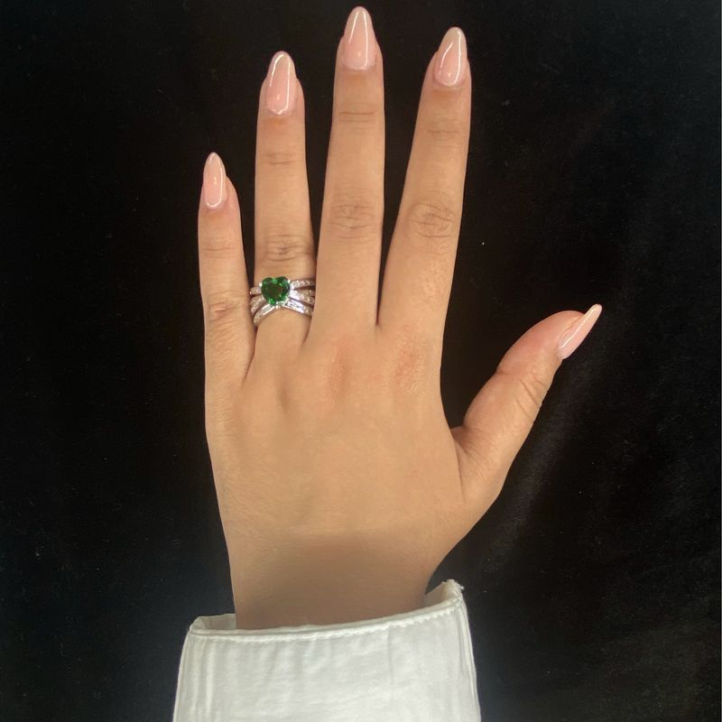 Anillo de corazón verde