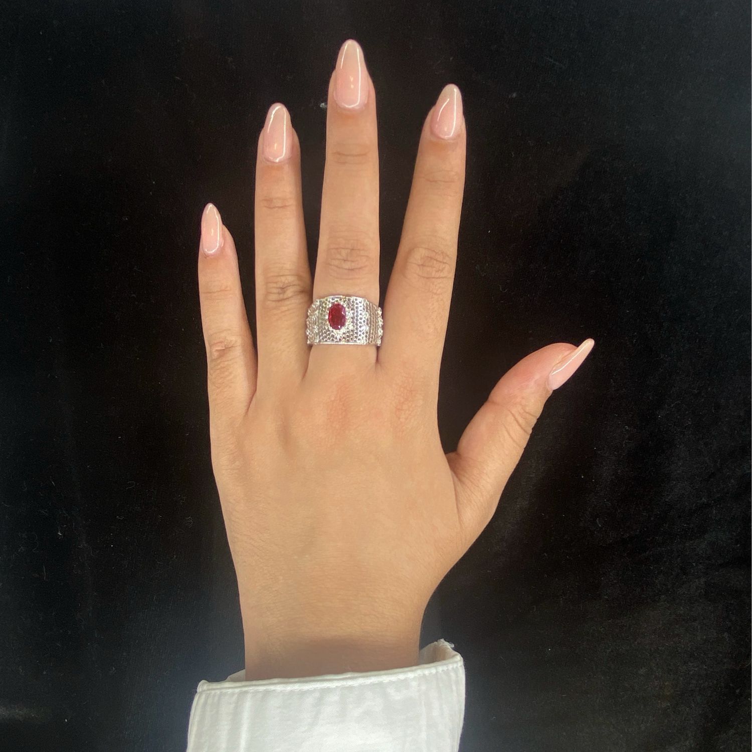 Anillo plateado pedrería roja