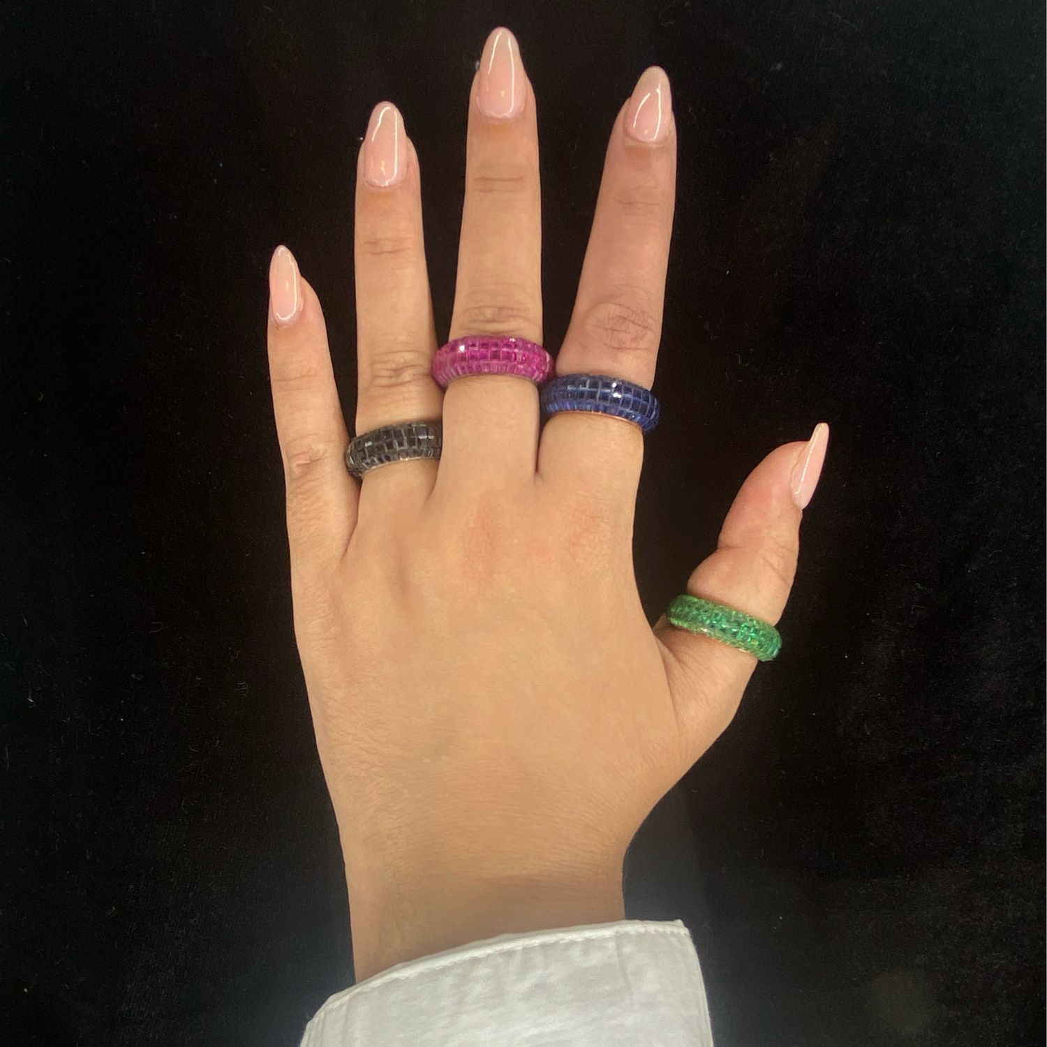 ANILLO DE PEDRERIA FUCSIA CON FONDO PLATEADO