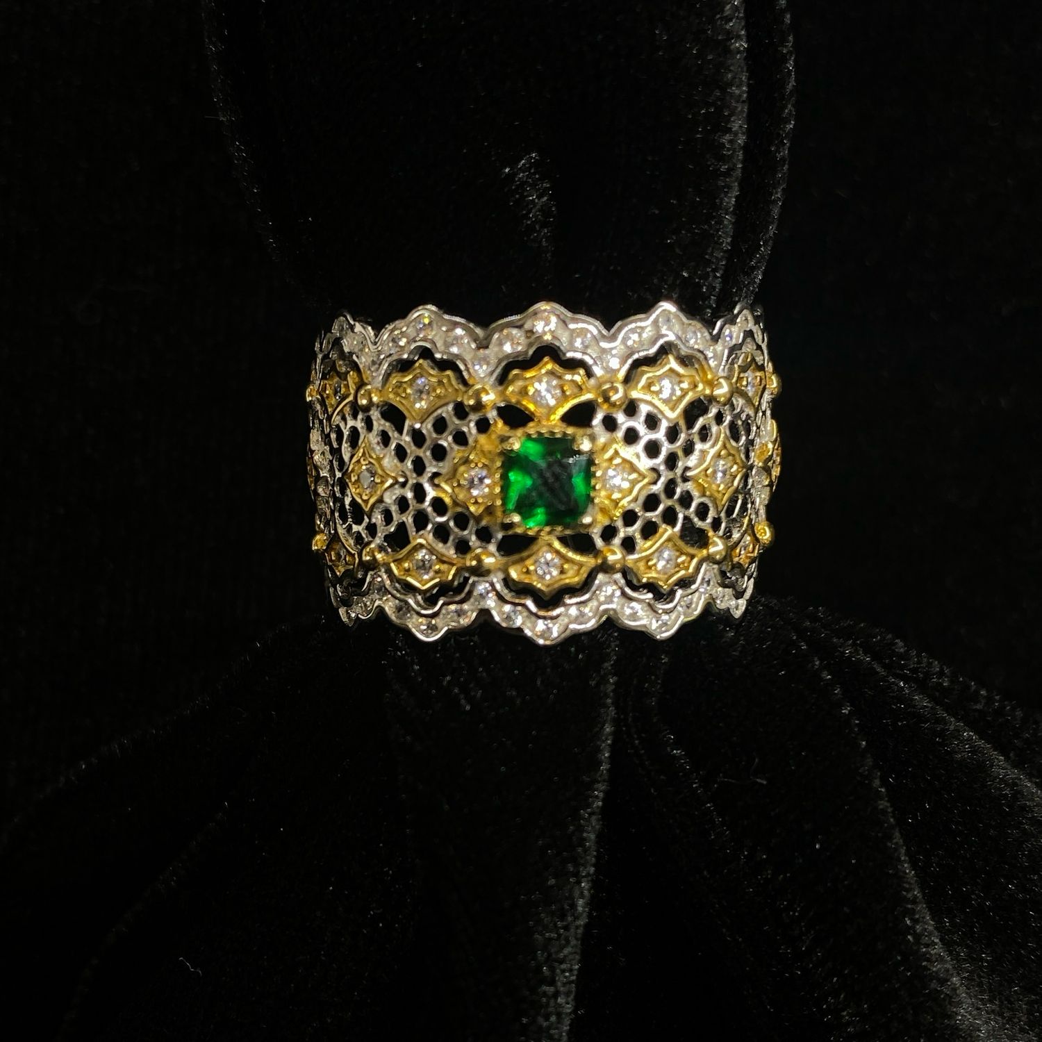 ANILLO PLATEADO Y DORADO CON PEDRERIA VERDE