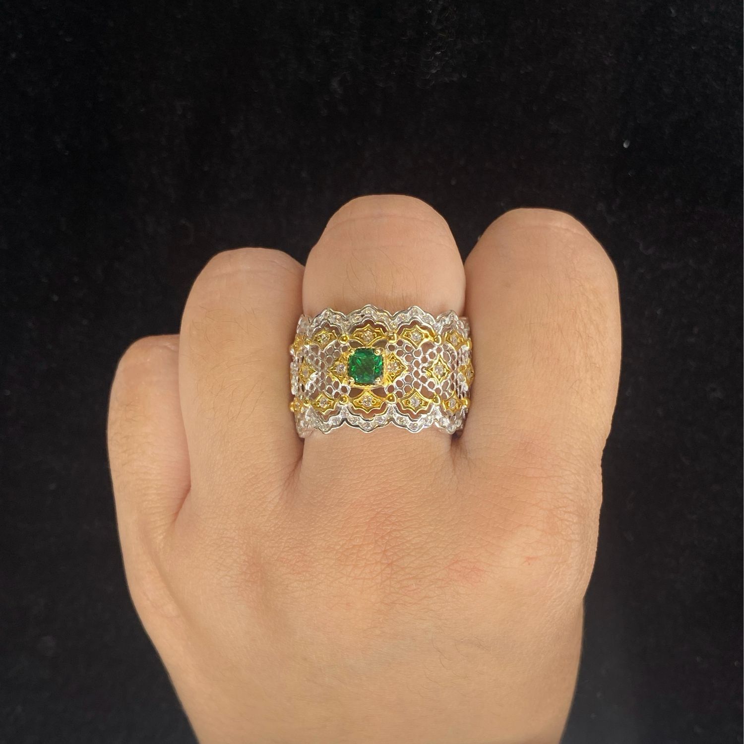 ANILLO PLATEADO Y DORADO CON PEDRERIA VERDE