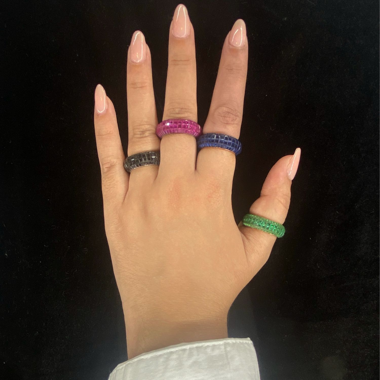 ANILLO DE PEDRERIA NEGRA CON FONDO PLATEADO