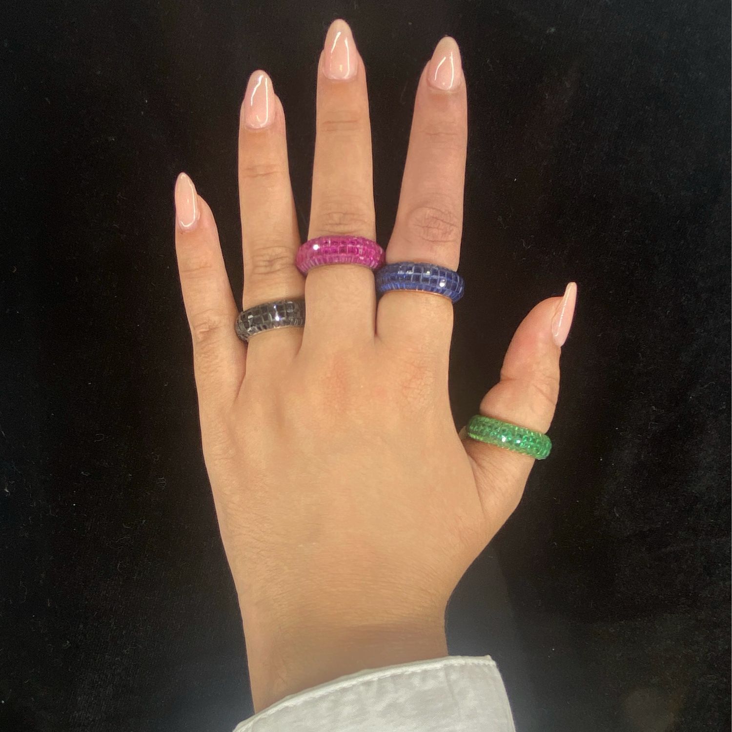 ANILLO DE PEDRERIA NEGRA CON FONDO PLATEADO