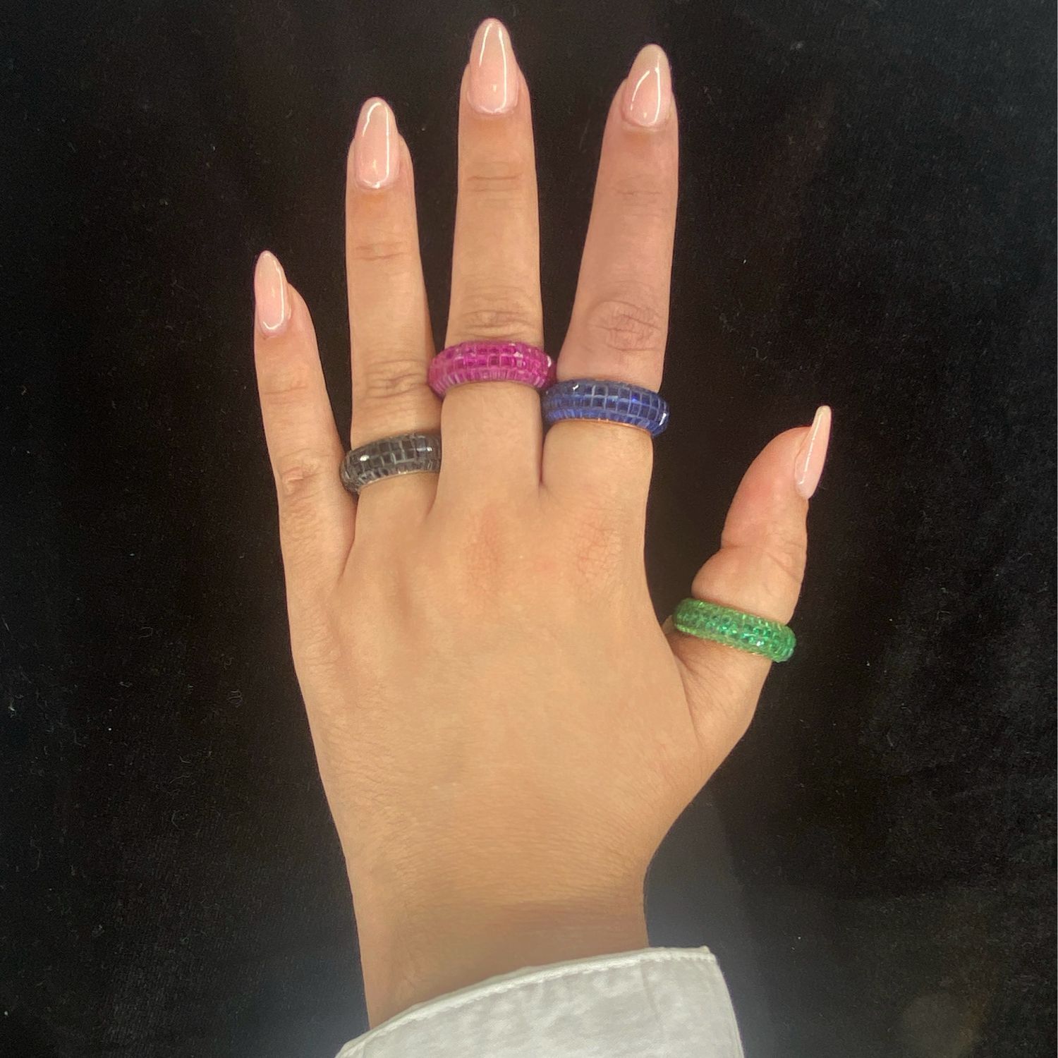 ANILLO DE PEDRERIA VERDE CON FONDO DORADO