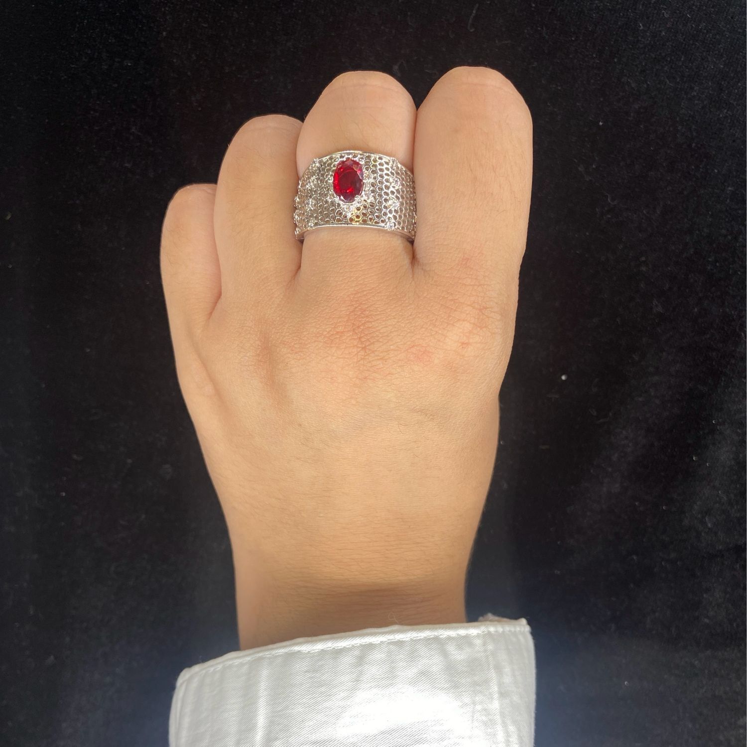 Anillo plateado pedrería roja