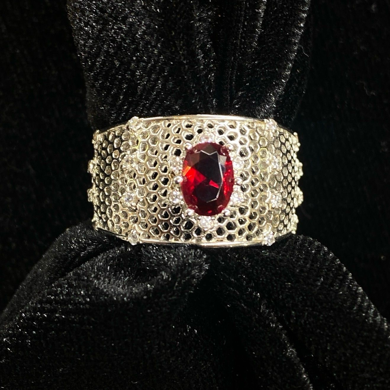 Anillo plateado pedrería roja