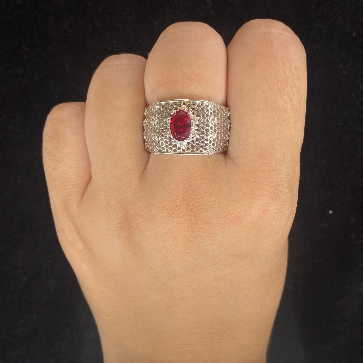 Anillo plateado pedrería roja