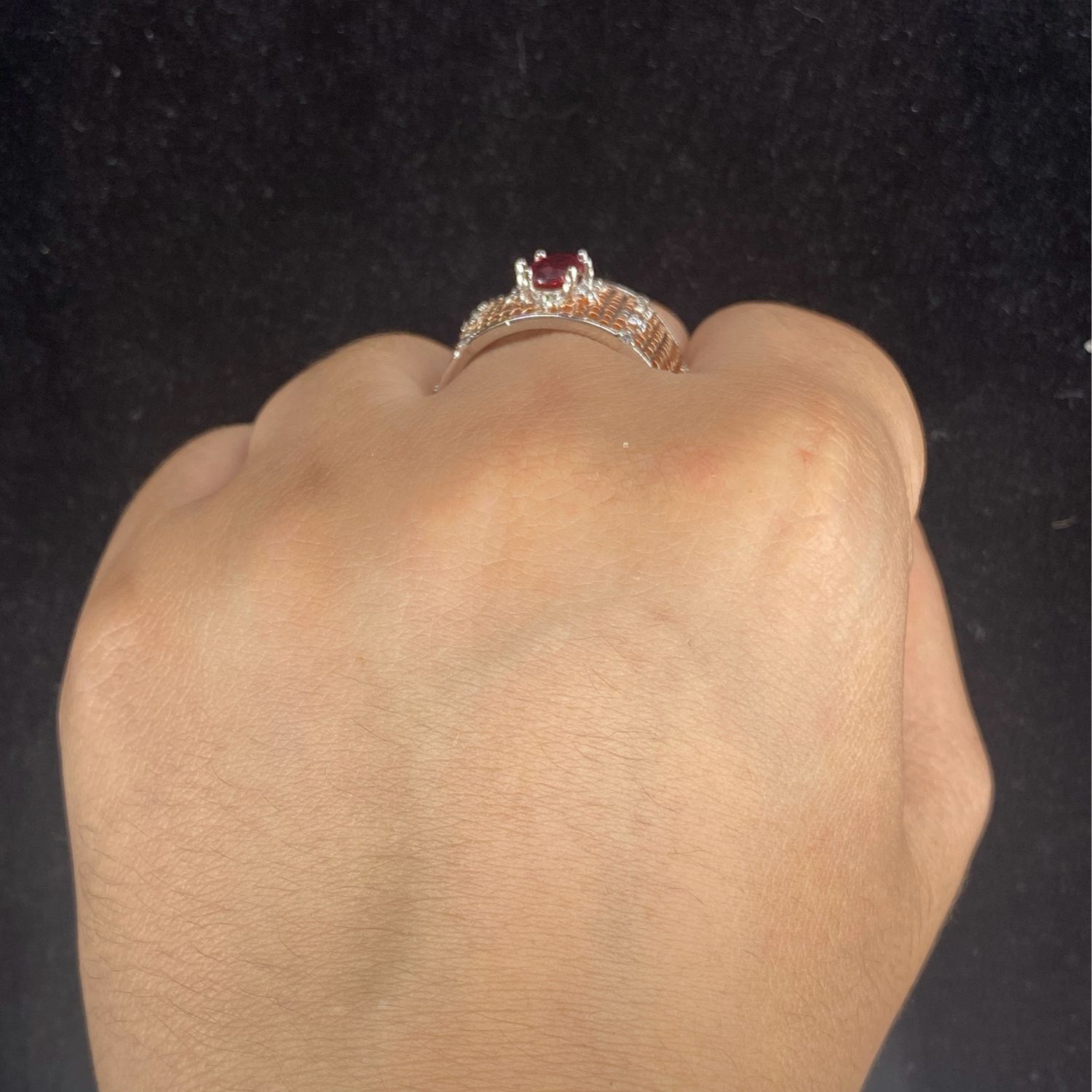 Anillo Rose Gold pedrería roja