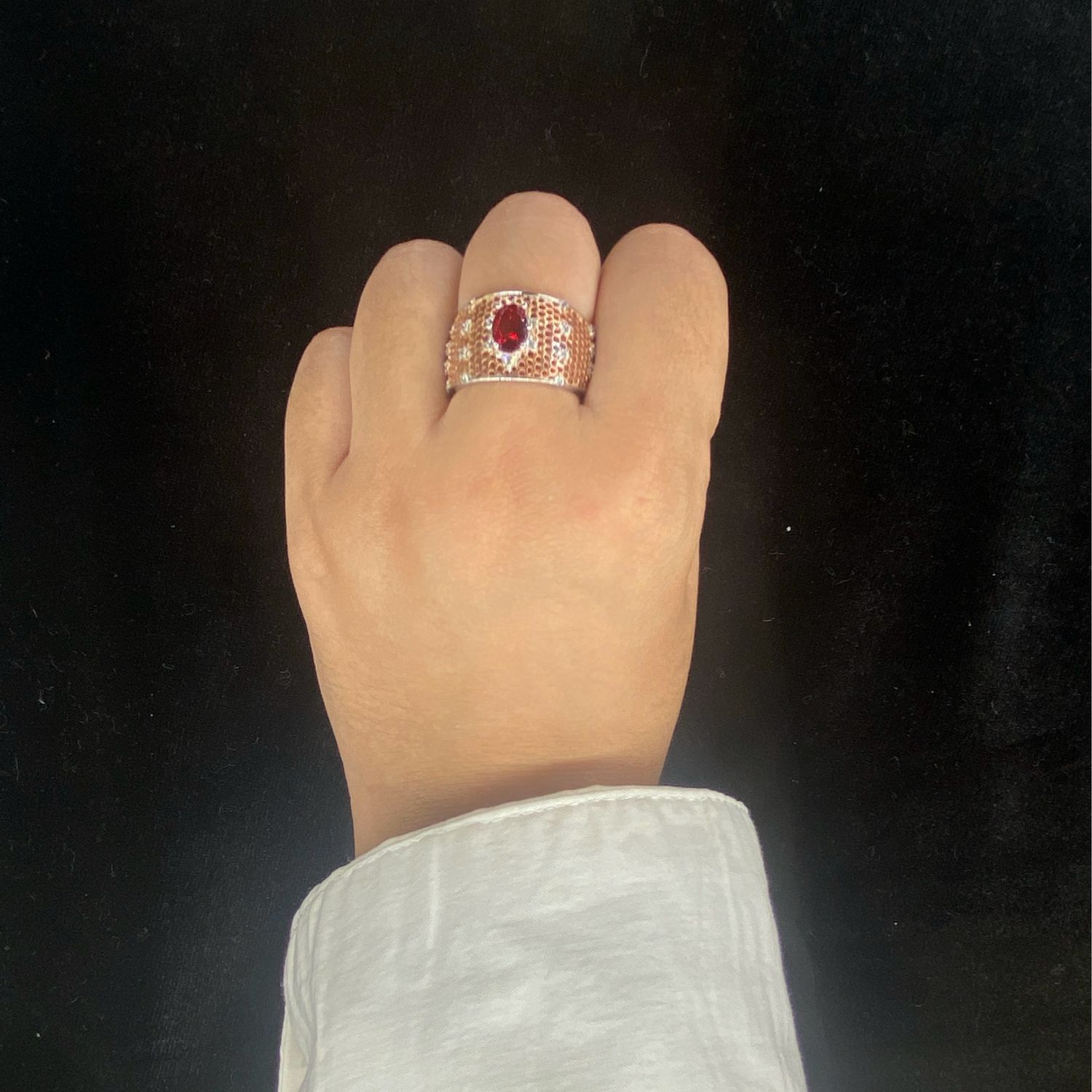 Anillo Rose Gold pedrería roja