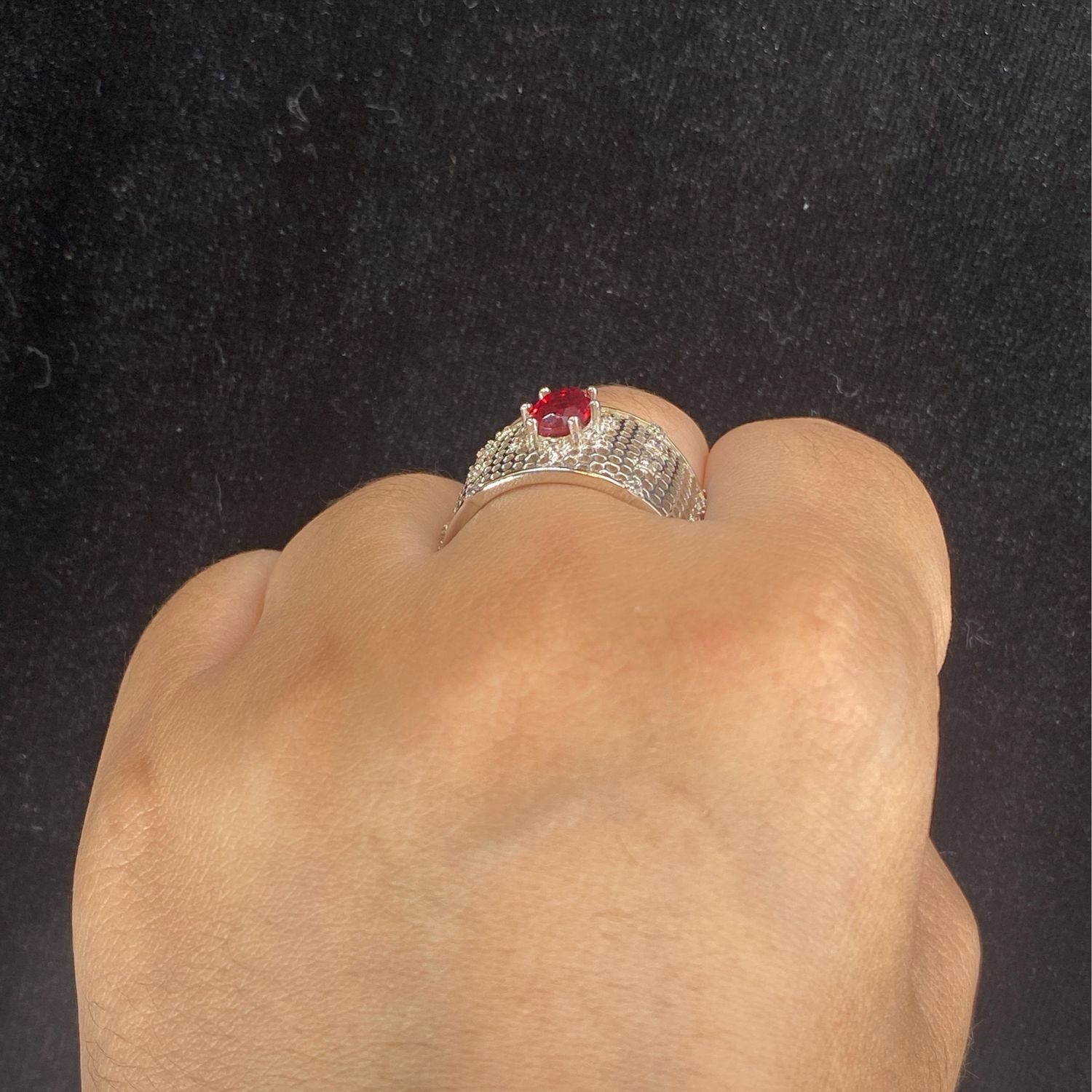 Anillo plateado pedrería roja