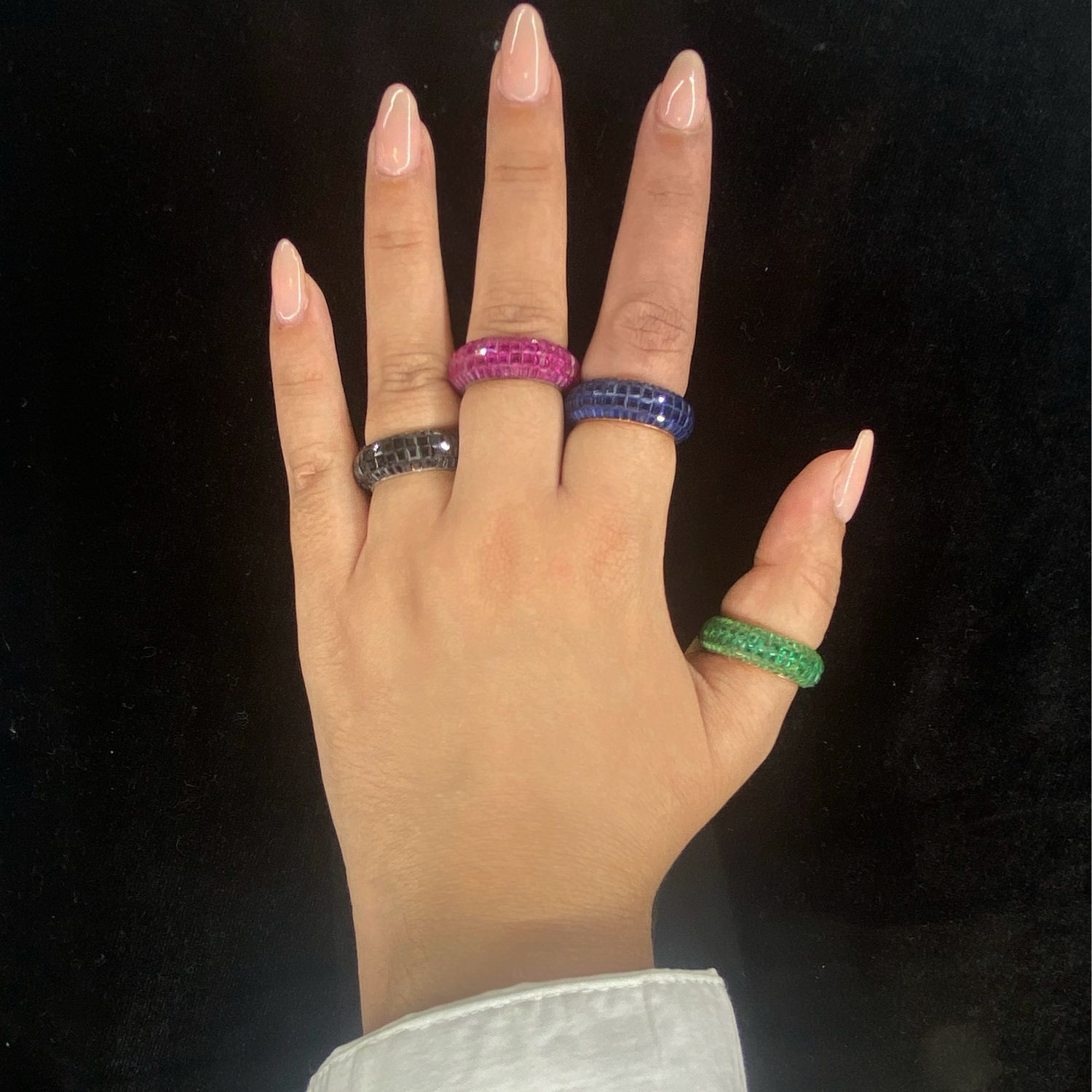 ANILLO DE PEDRERIA NEGRA CON FONDO DORADO