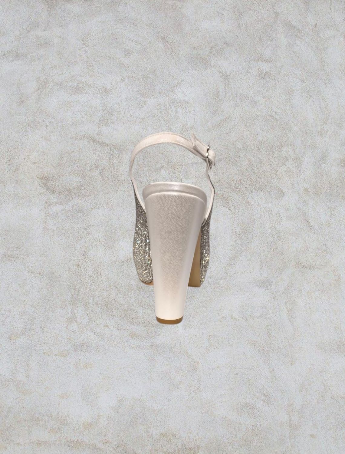 Zapato de tacón blanco con brillantes