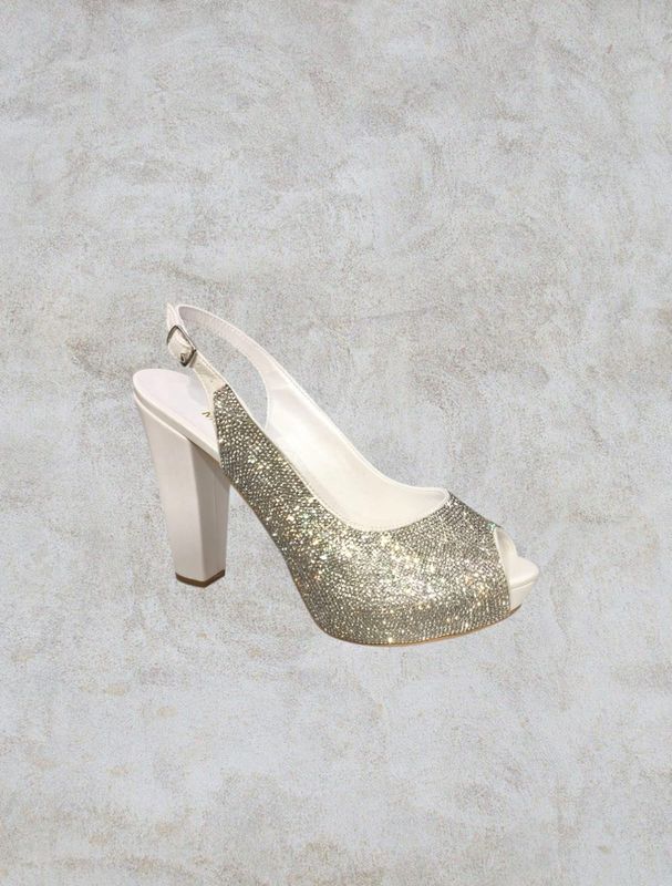 Zapato de tacón blanco con brillantes