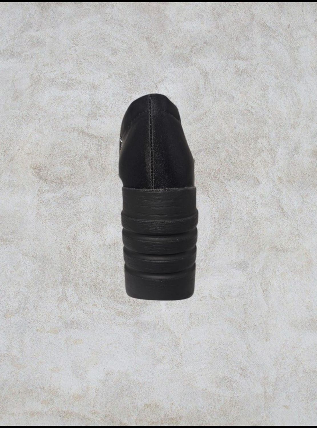 Zapatilla alta negra