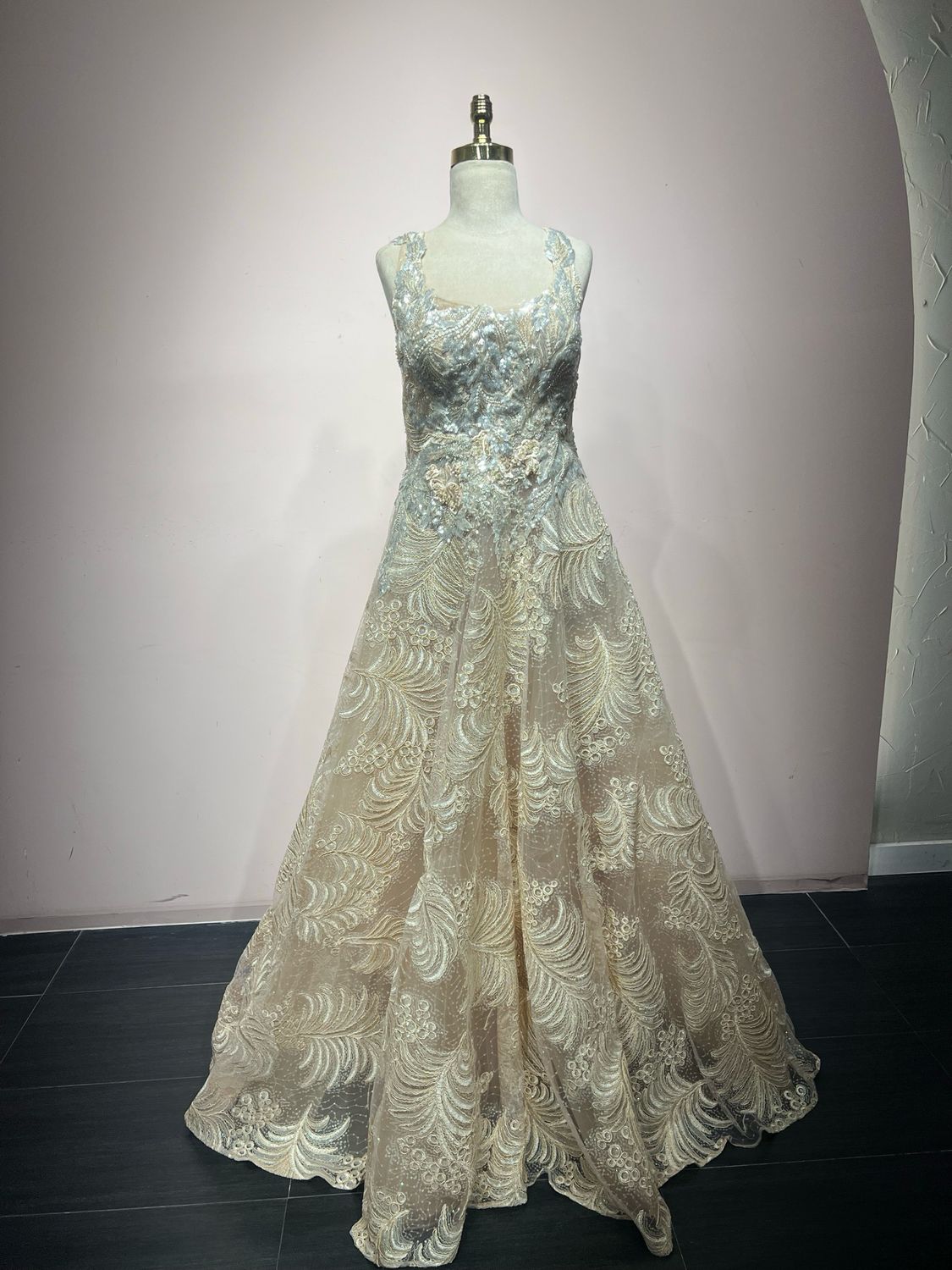VESTIDO LARGO DORADO TALLA :44.                      HN126L