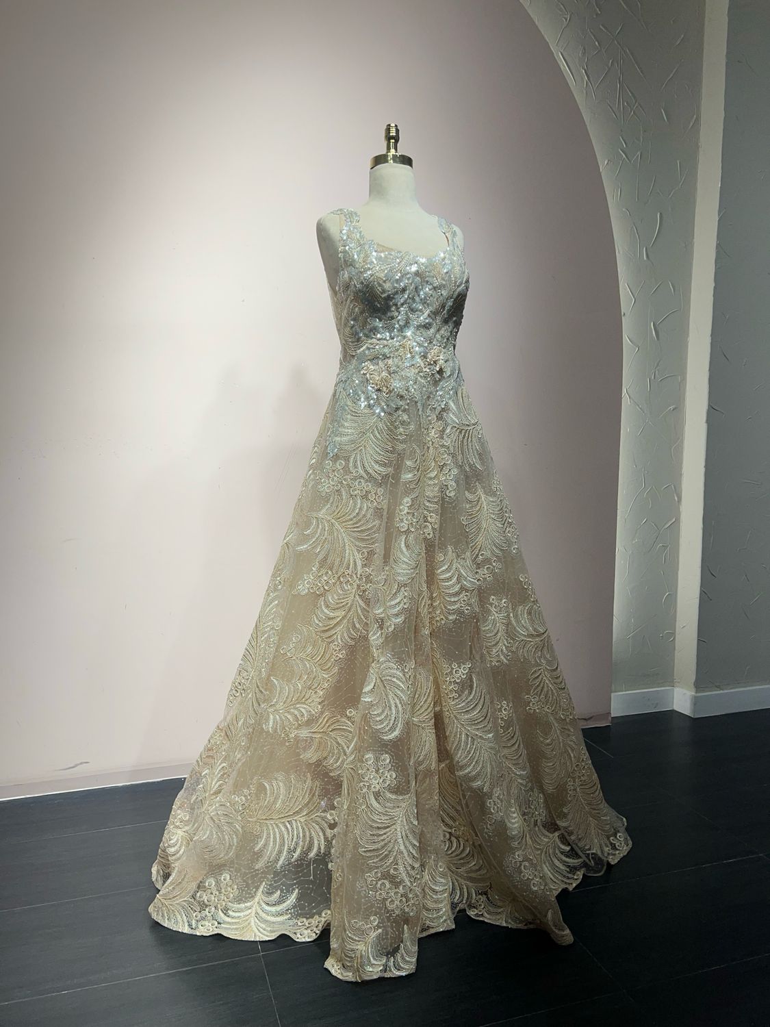 VESTIDO LARGO DORADO TALLA :44.                      HN126L
