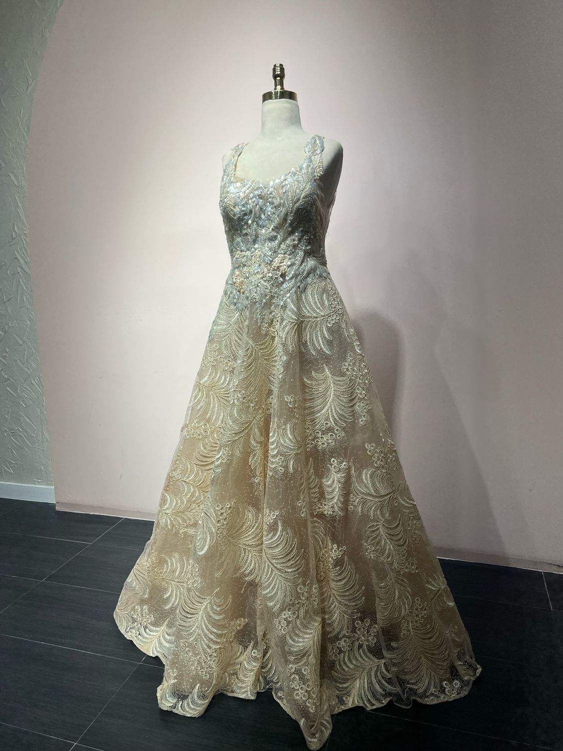VESTIDO LARGO DORADO TALLA :44.                      HN126L