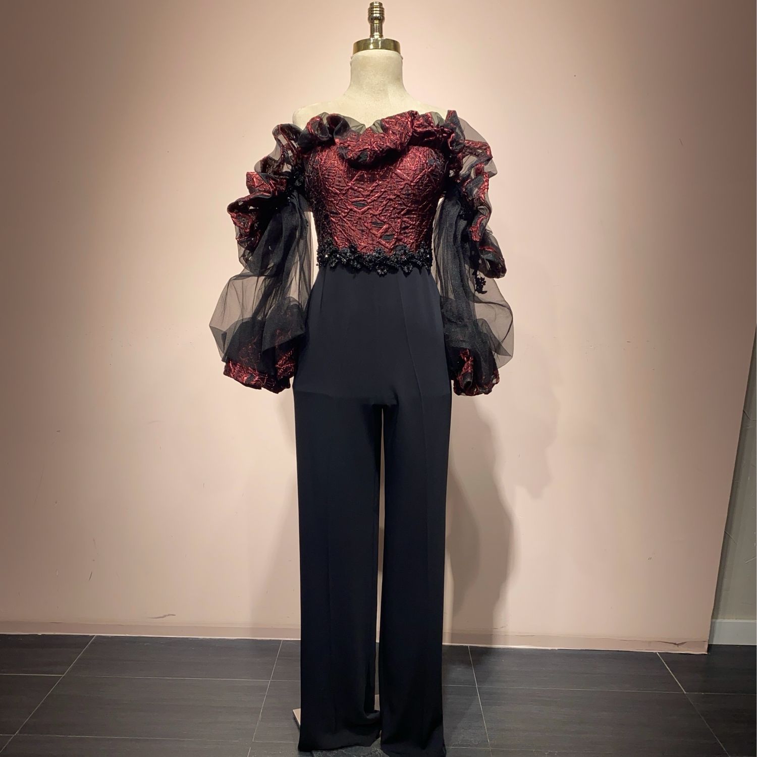 Jumpsuit negro con rojo talla: 46 -14 Jumpsuit negro con rojo talla: 46 -14