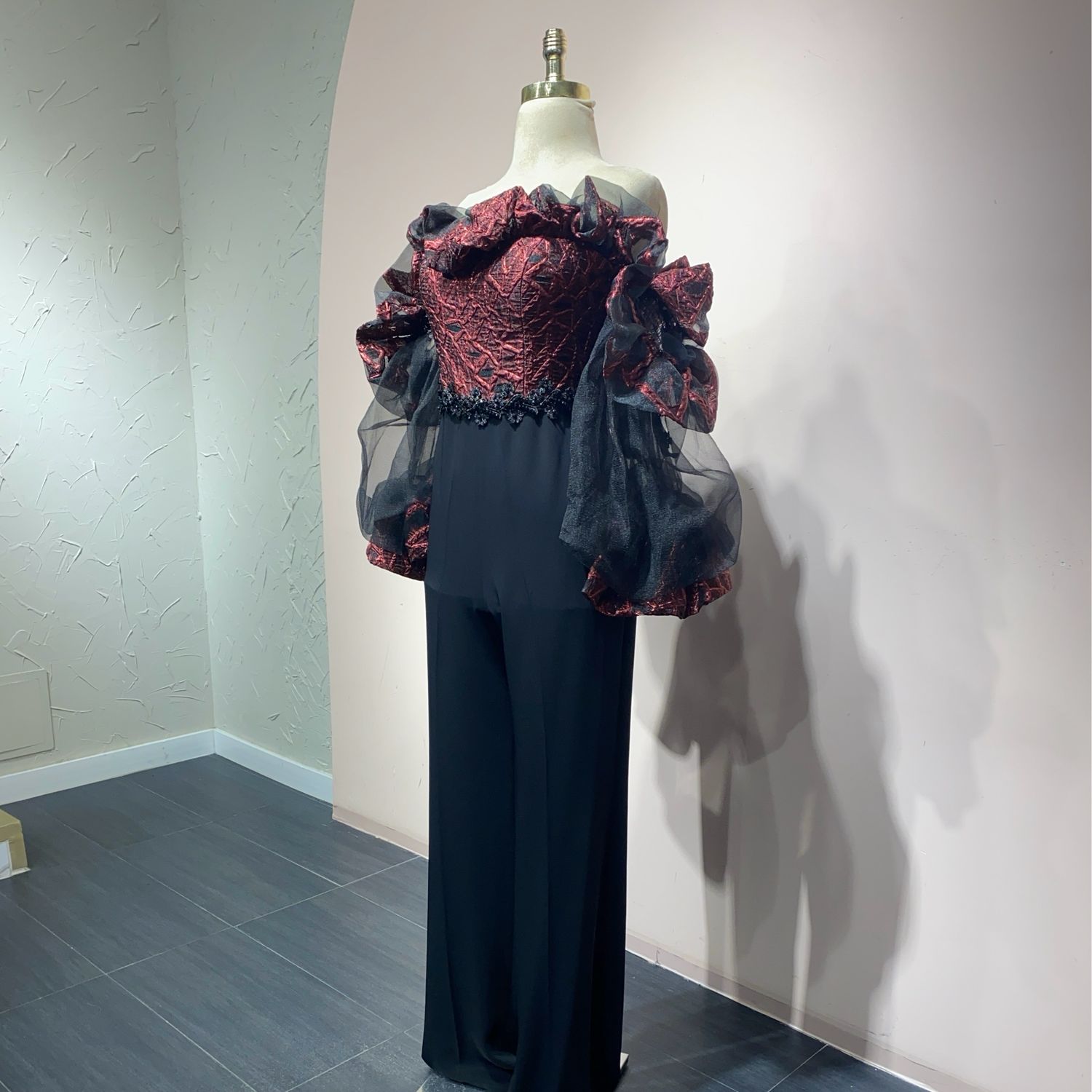 Jumpsuit negro con rojo talla: 46 -14 Jumpsuit negro con rojo talla: 46 -14