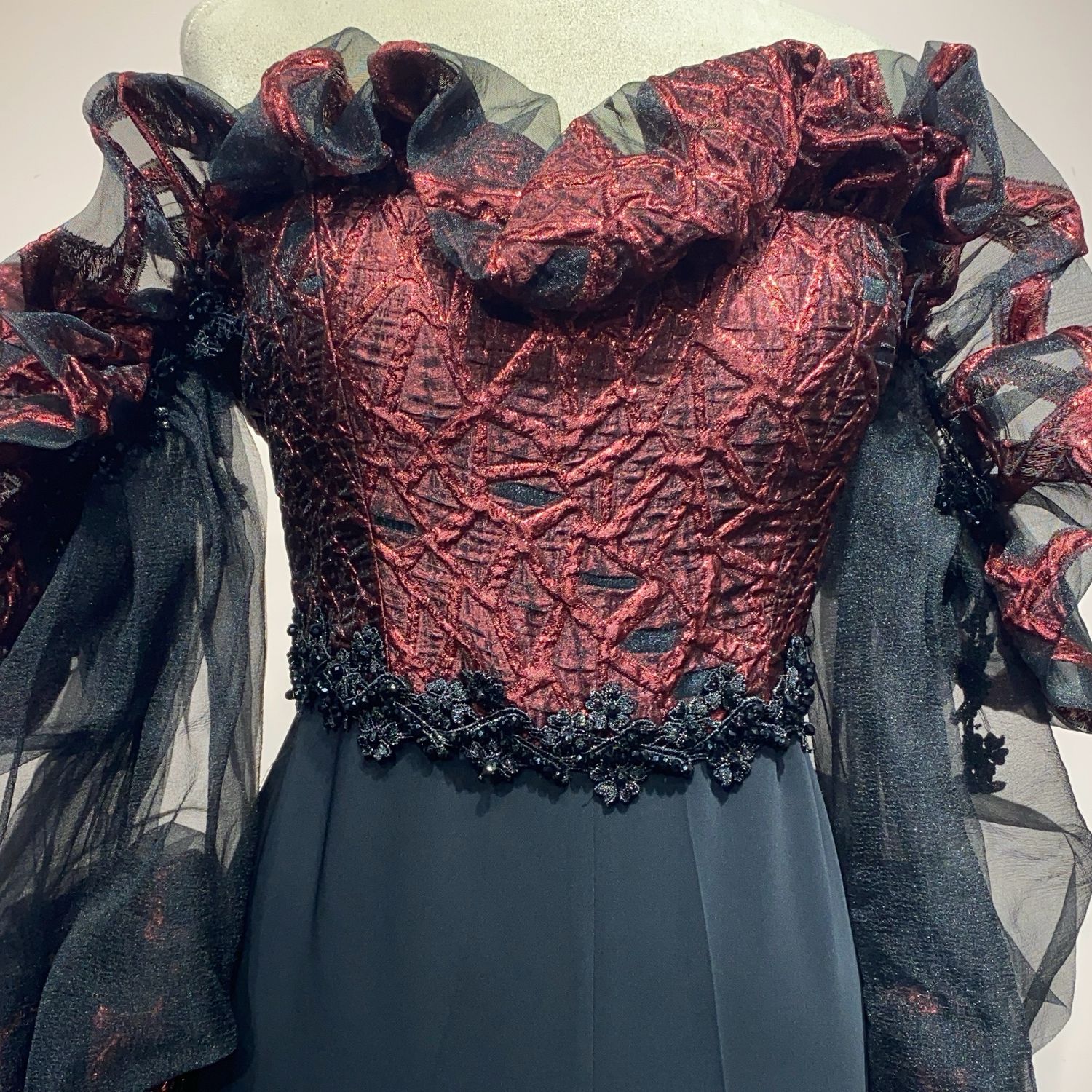 Jumpsuit negro con rojo talla: 46 -14 Jumpsuit negro con rojo talla: 46 -14