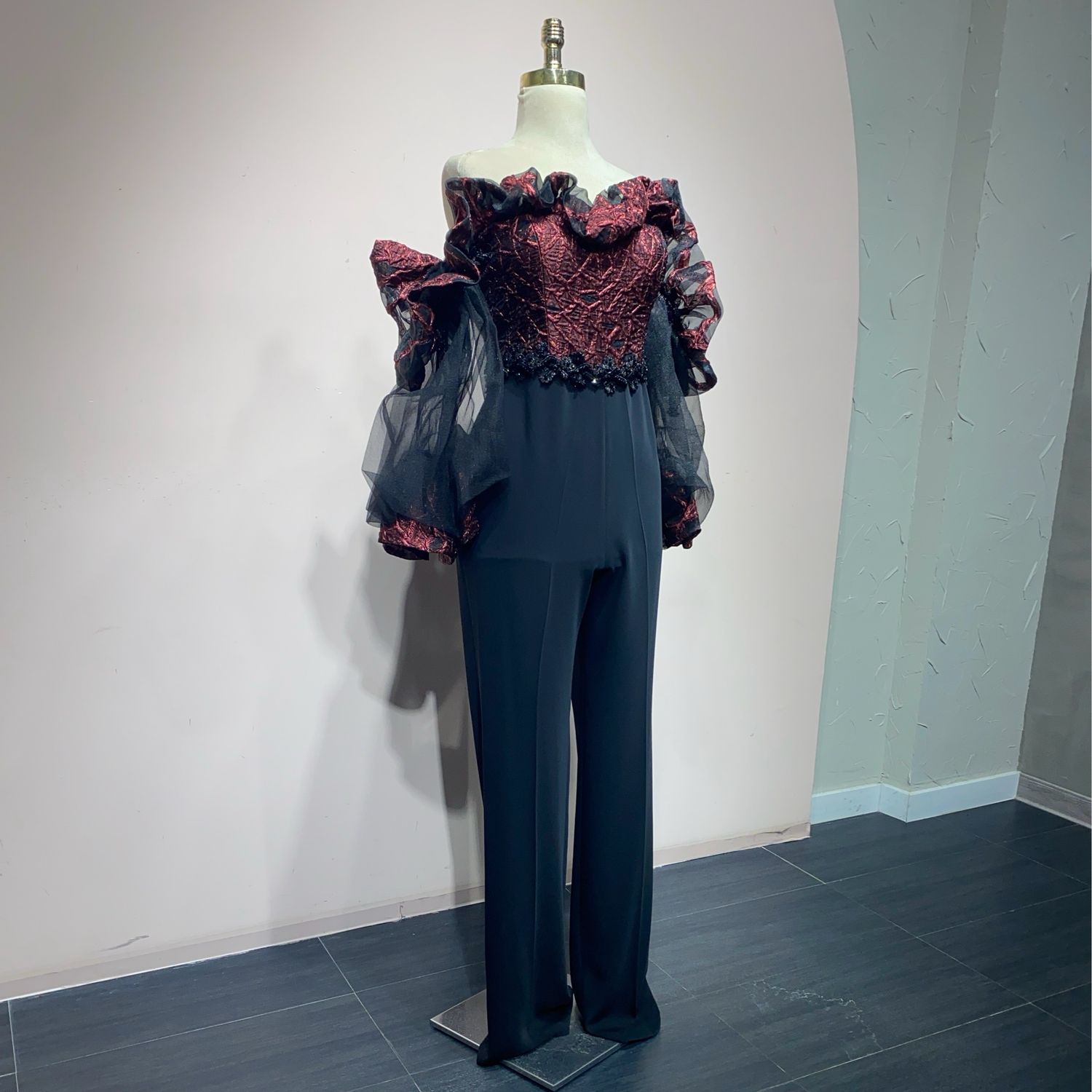 Jumpsuit negro con rojo talla: 46 -14 Jumpsuit negro con rojo talla: 46 -14