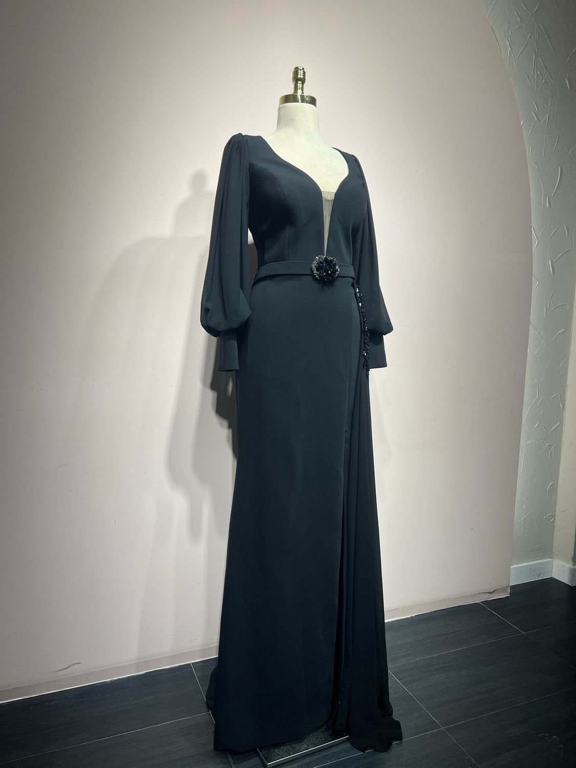 Vestido largo corte recto, color negro. Talla M Vestido largo corte recto, color negro. Talla M