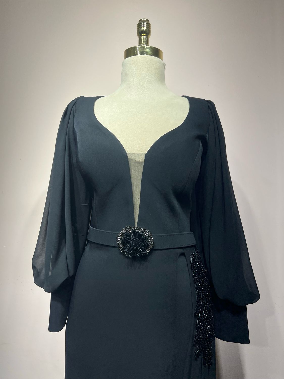 Vestido largo corte recto, color negro. Talla M Vestido largo corte recto, color negro. Talla M