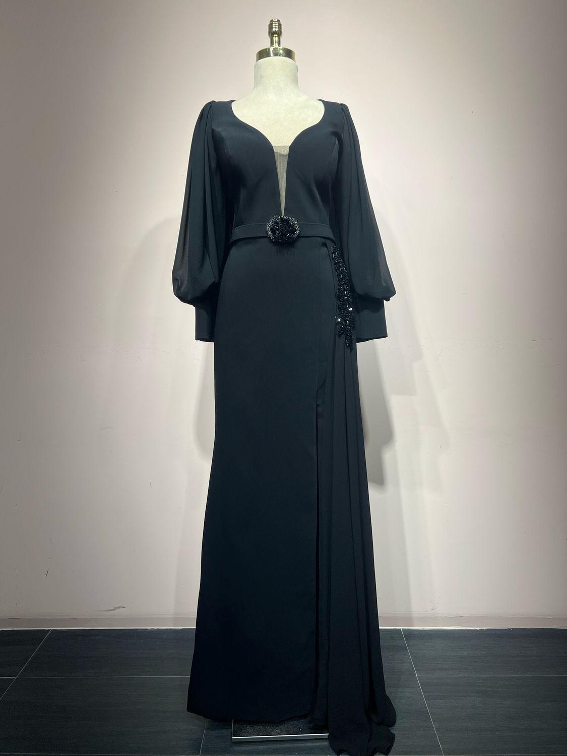 Vestido largo corte recto, color negro. Talla M Vestido largo corte recto, color negro. Talla M