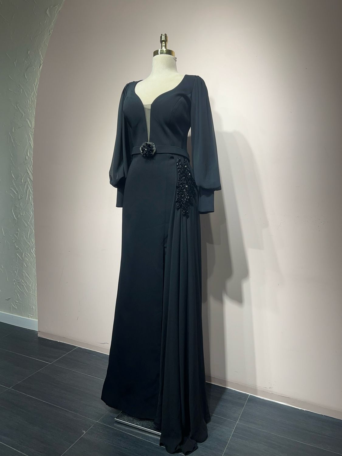 Vestido largo corte recto, color negro. Talla M Vestido largo corte recto, color negro. Talla M