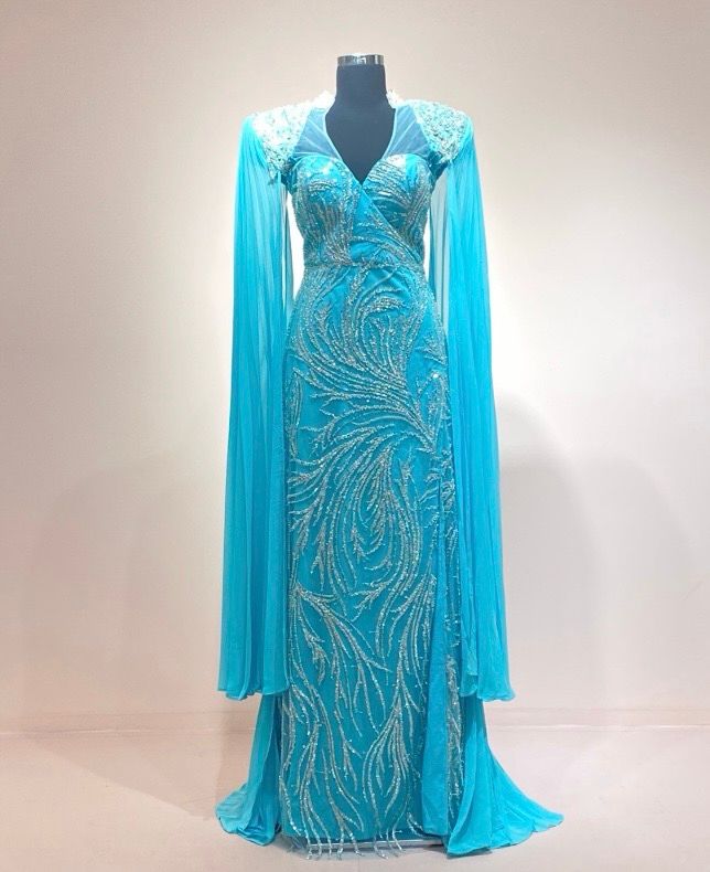 Vestido largo con manga tipo capa, color turquesa. Talla L