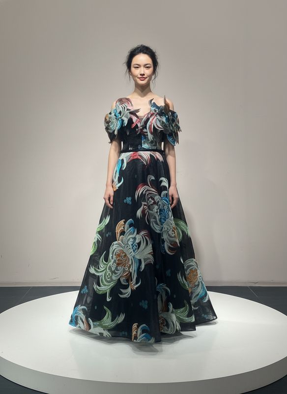 Vestido largo negro floreado.                                     