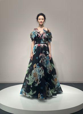 Vestido largo negro floreado. Vestido largo negro floreado.