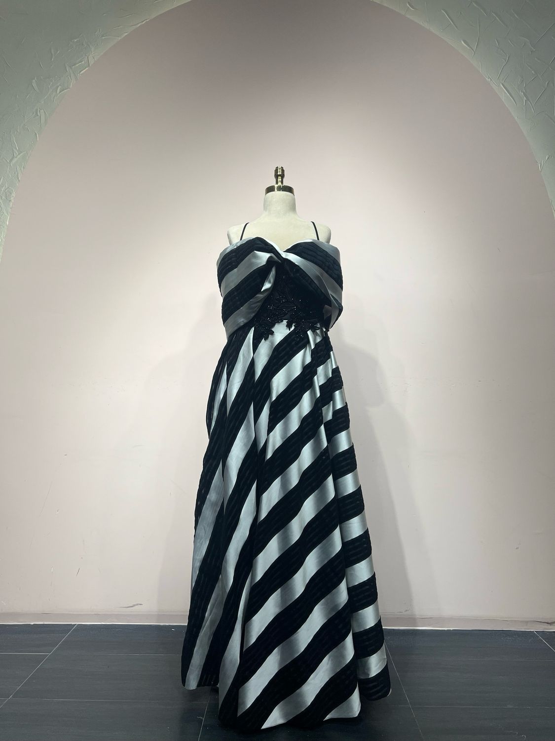 Vestido largo BLACK AND WHITE Talla: 44 Vestido largo BLACK AND WHITE Talla: 44