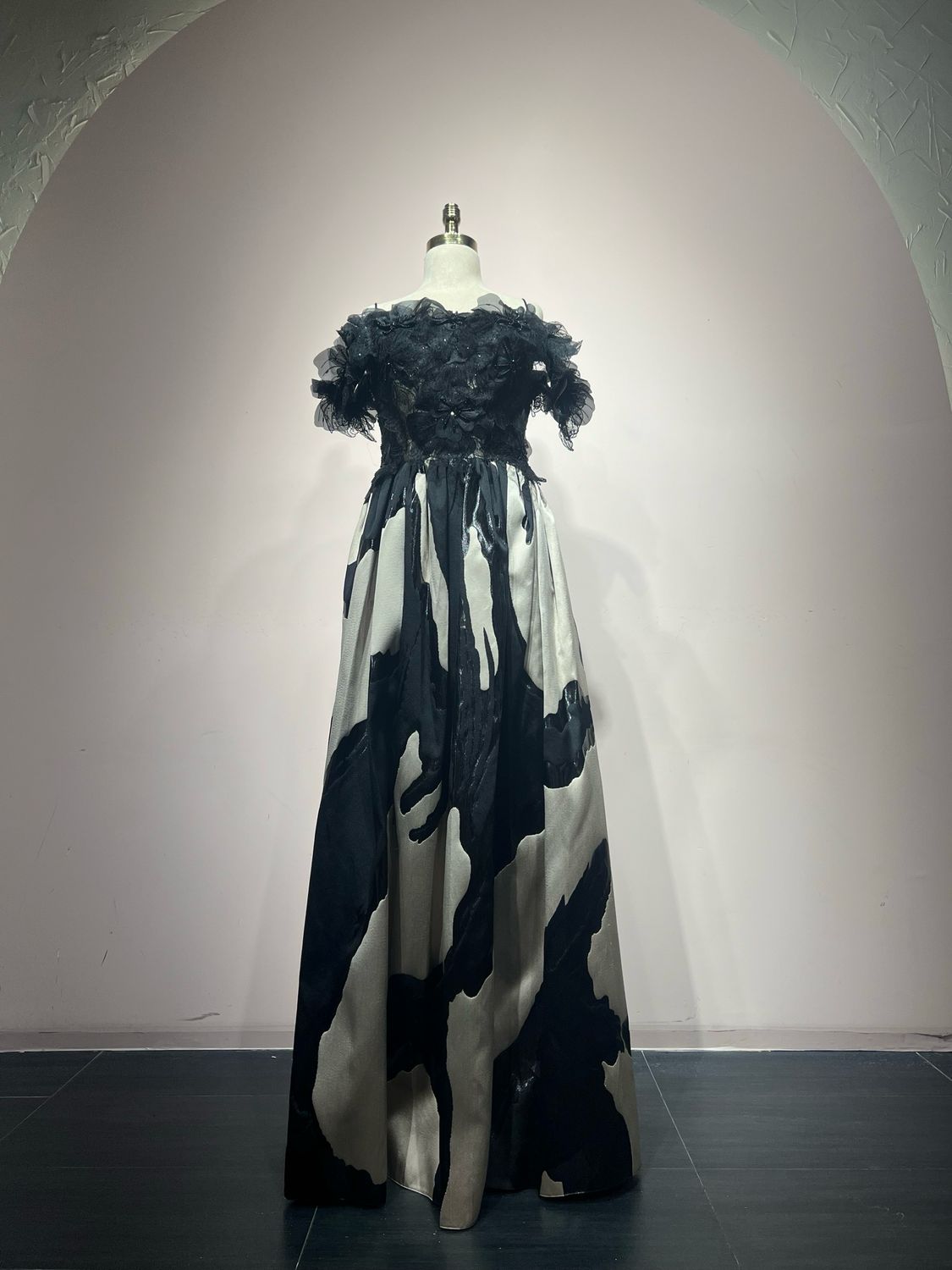 Vestido largo Negro con tonos beige Talla: 42 Vestido largo Negro con tonos beige Talla: 42