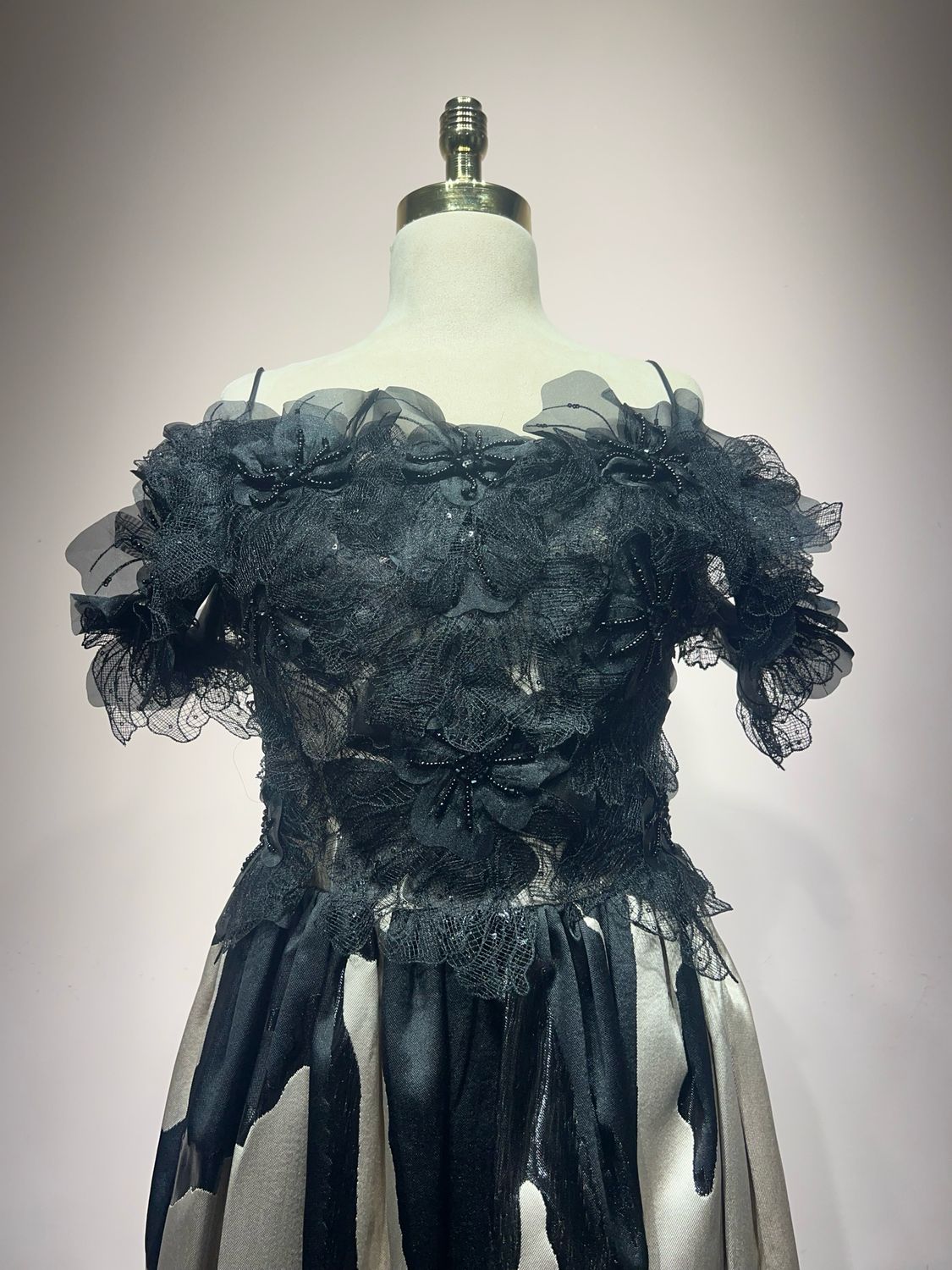 Vestido largo Negro con tonos beige Talla: 42 Vestido largo Negro con tonos beige Talla: 42