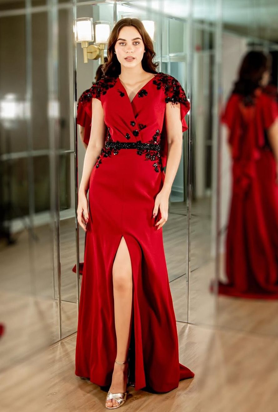 Vestido largo escote en V, color rojo con apliques en negro. Talla L